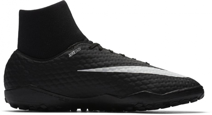 Бутсы для футзала мужские Nike Hypervenomx Phelon Iii Dynamic Fit, цвет: черный. 917769-002. Размер 9 (42)917769-002 Бутсы для футзала мужские Nike Hypervenomx Phelon Iii Dynamic Fit, цвет: черный. 917769-002. Размер 9 (42)917769-002Mens Nike HypervenomX Phelon III Dynamic Fit (TF) Artificial-Turf Football BootМужские футбольные бутсы для игры на искусственном газоне Nike HypervenomX Phelon III Dynamic Fit (TF) готовы к битве. Рельефная сплошная текстура улучшает касание мяча, а резиновая подметка обеспечивает сцепление с поверхностью искусственного газона. Технология Dynamic Fit в области голеностопа и нижней части стопы для улучшенного контроля мяча. Нити Flywire обхватывают среднюю часть стопы и обеспечивают стабилизацию при боковых рывках. Накладки из пеноматериала в зоне удара снижают ударные нагрузки и обеспечивают мощную отдачу энергии. Зигзагообразная текстура нижней части стельки создает трение для фиксации в обуви. Гибкие зоны в передней части стопы обеспечивают быстрые маневренные движения. Резиновая подметка улучшает сцепление на полях с искусственным газоном.