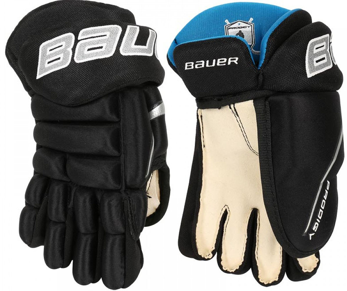 Перчатки хоккейные BAUER Prodigy, цвет: черный. 1046518. Размер 81046518 Перчатки хоккейные BAUER Prodigy, цвет: черный. 1046518. Размер 81046518Стильное обращение с шайбой без потери высокого уровня защиты. Эти перчатки классического покроя прекрасно подойдут для игроков, стремящихся к большей свободе движений. Пена двойной плотности выдерживает сильные удары, а двойной слой замши цвета слоновой кости на ладонях даст нужный захват и позволит разыграть больше эпизодов и поймать больше шайб.