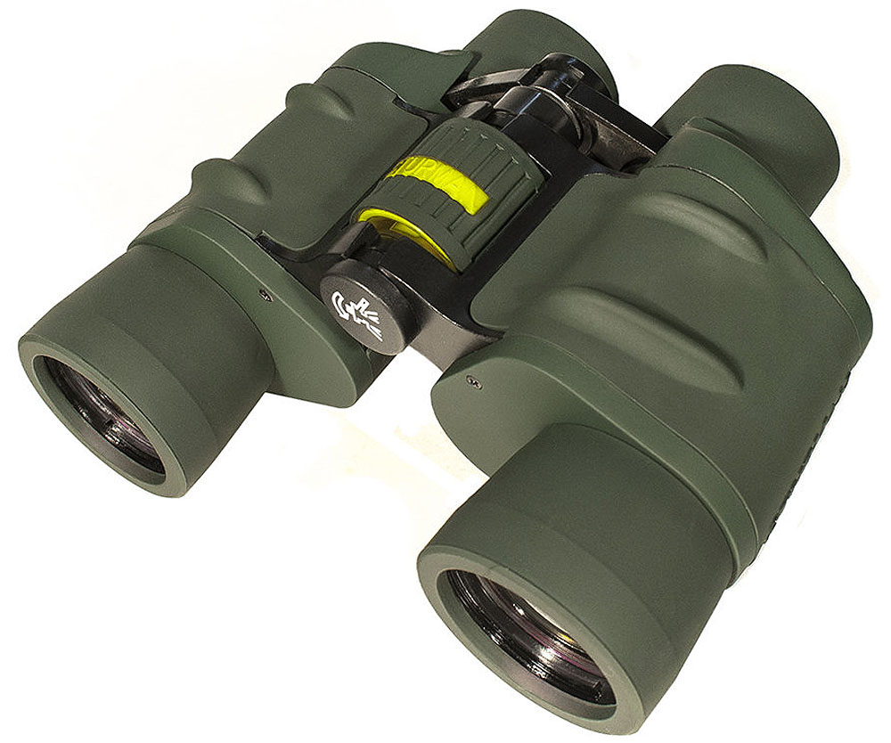 Sturman 8x40, Green бинокль6470 Sturman 8x40, Green бинокль6470Бинокль Sturman 8x40 предназначен для проведения любительских наблюдений за окружающим миром, поведением животных и птиц в естественной среде обитания. Это хороший выбор для охотников и туристов благодаря оптимальному сочетанию кратности, светосилы и массогабаритных показателей.Основные характеристики бинокля Sturman 8x40 Увеличение 8х, светосильные объективы Призмы Porro из оптического стекла Bk-7, линзы с многослойным просветлением Корпус – комбинация металла и ударопрочного пластика, полностью обрезиненный Регулировка межзрачкового расстояния, центральная фокусировка, диоптрийная корректировка правого окуляра Устанавливается на штатив (диаметр штативного гнезда ? дюйма) с помощью адаптера (адаптер и штатив приобретаются дополнительно) Поставляется в комплекте с сумкой для хранения и переноски, защитными нетеряемыми крышками объективов и окуляров, фирменным ремнёмКонструктивные особенности бинокля Sturman 8x40Бинокль Sturman 8x40 представляет собой классический вариант призменного бинокля. В основе оборачивающей системы лежит комбинация из двух призм Porro, что обеспечивает минимальные потери света в данной системе (по сравнению с призмами Roof). Для усиления яркости и контрастности изображения на поверхности линз наносится многослойное просветляющее покрытие.Благодаря светосильным объективам наблюдения можно проводить не только в течение всего светового дня, но и в условиях плохой видимости или при недостаточном уровне естественной освещённости (на рассвете или в сумерках).Корпус бинокля представляет собой комбинацию ударопрочного пластика и лёгких металлов. Нескользящее резиновое покрытие – дополнительная защита от повреждений (вмятин или царапин), к тому же позволяющее надёжно и с комфортом удерживать прибор в руках.Барабан центральной фокусировки синхронизирует настройку фокуса для обоих глаз. Диоптрийная регулировка компенсирует разницу в диоптриях для левого и правого глаза, позволяя настроить Sturman 8x40 с учётом особенностей Вашего зрения.Для длительных стационарных наблюдений рекомендуется установить бинокль на штатив (диаметр штативного гнезда ? дюйма) с помощью специального адаптера (приобретается дополнительно).Условия эксплуатации бинокля Sturman 8x40Поставляется в комплекте с сумкой для хранения и переноски, защитными нетеряемыми крышками объективов и окуляров, фирменным ремнём.