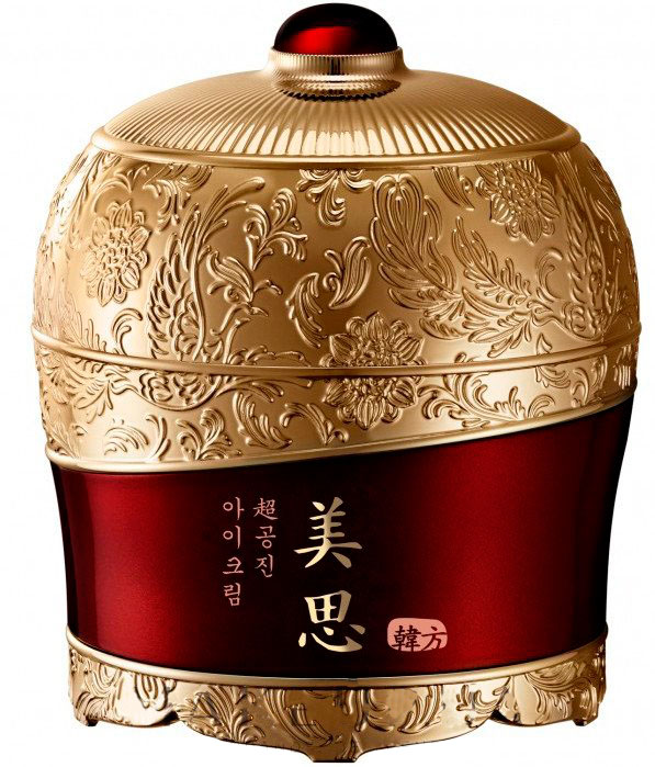 Missha Cho Gong Jin Eye Cream Омолаживающий антивозрастной крем для кожи вокруг глаз, 30 мл8806185754866 Missha Cho Gong Jin Eye Cream Омолаживающий антивозрастной крем для кожи вокруг глаз, 30 мл8806185754866Эффективный омолаживающий крем, созданный специально для тонкой и нежной кожи вокруг глаз Крем глубоко питает и увлажняет кожу, сокращает глубину морщин, осветляет темные круги под глазами, дает мощное общеукрепляющее, оздоравливающее воздействие В основе крем (на первом месте в составе) крема лежит уникальный компонент - Санхван (Phellinus Linteus) – это экстракт из культивированного в Азии лекарственного гриба Phellinus Linteus С древнейших времен лекарственный гриб санхван широко используется в традиционной медицине и косметологии Японии, Кореи и Китая Санхван работает как мощный антиоксидант, он оказывает омолаживающее действие на кожу за счет подавления действия свободных радикалов, обладает противовоспалительными, антибактериальным и противоаллергическим действием, ускоряет процесс регенерации клетокКрем также содержит восточный медицинский отвар Gonginbichaekdan, состоящий из вытяжек более чем 10 азиатских растений, который оказывает глубокое питательное и укрепляющее действиеКрем для век также содержит:Масло Ши глубоко питает и смягчает кожу, делает ее нежной, упругой и гладкойНиацинамид - витимин B3 - эффективное средство против темных кругов и синячков под глазамиЭкстракт гриба Тремелла оказывает мощнейшее омолаживающее действие, лифтинг-эффект, разглаживает морщины, уменьшает их глубину и препятствует появлению новых мимических морщин Аденозин - один из самых эффективных и известных антивозрастных компонентов, укрепляет, восстанавливает кожу, уменьшает воздействие свободных радикалов, ускоряет процессы регенерации клеток