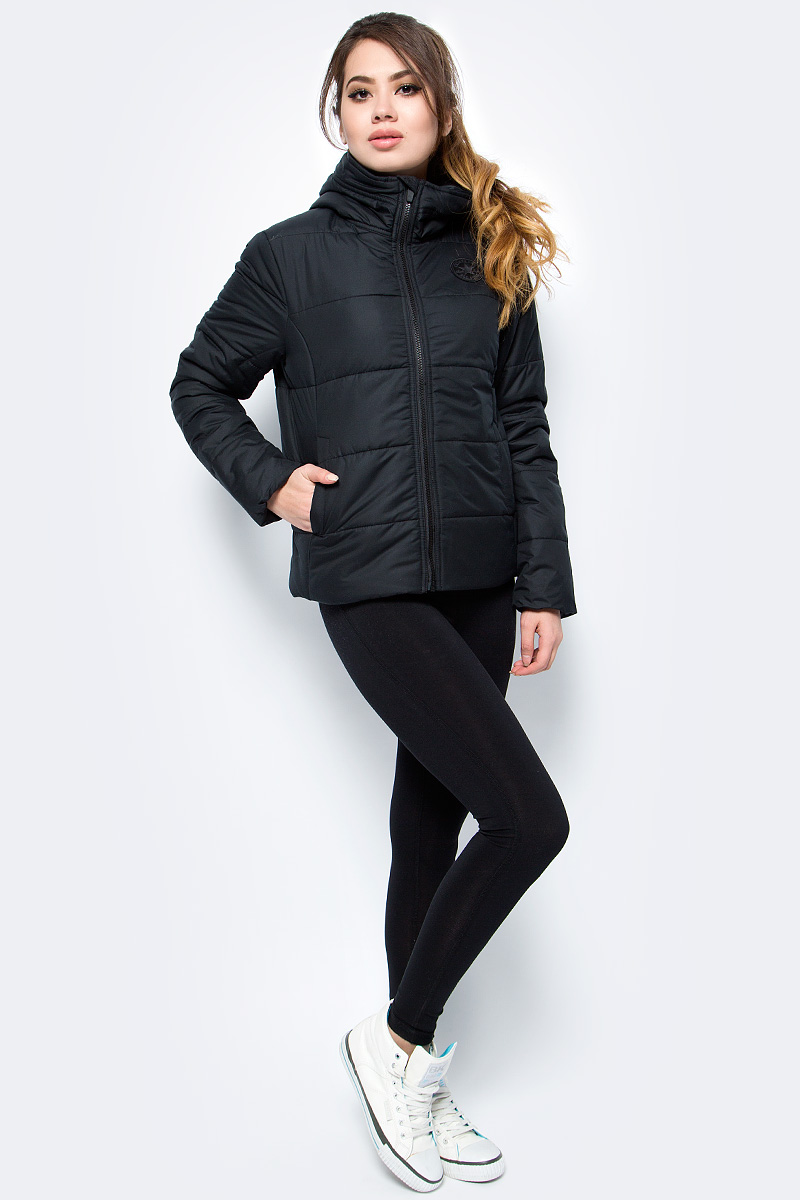 Куртка женская Converse Core Poly Fill Puffer, цвет: черный. 10004548001. Размер L (48)10004548001 Куртка женская Converse Core Poly Fill Puffer, цвет: черный. 10004548001. Размер L (48)10004548001Удобная женская куртка Converse Core Poly Fill Puffer изготовлена из качественного полиэстера. Модель с длинными рукавами, воротничком-стойкой и капюшоном, застегивается на молнию. По бокам расположены карманы.