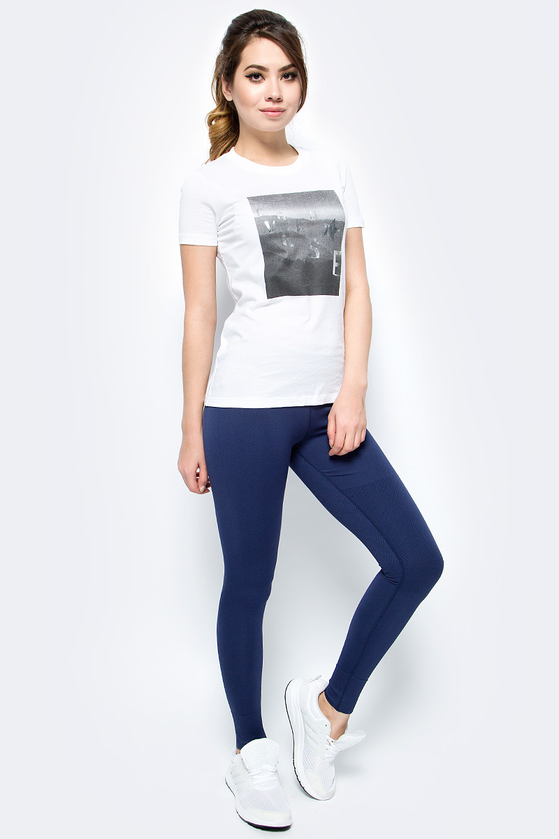 Леггинсы женские Converse Engineered Jacquard Legging, цвет: синий. 10004492471. Размер XS (42)10004492471 Леггинсы женские Converse Engineered Jacquard Legging, цвет: синий. 10004492471. Размер XS (42)10004492471Трикотажные леггинсы Converse изготовлены из мягкого материала на основе нейлона с добавлением спандекса, они тактильно приятные и не сковывают движения. Модель на талии имеет эластичную резинку.