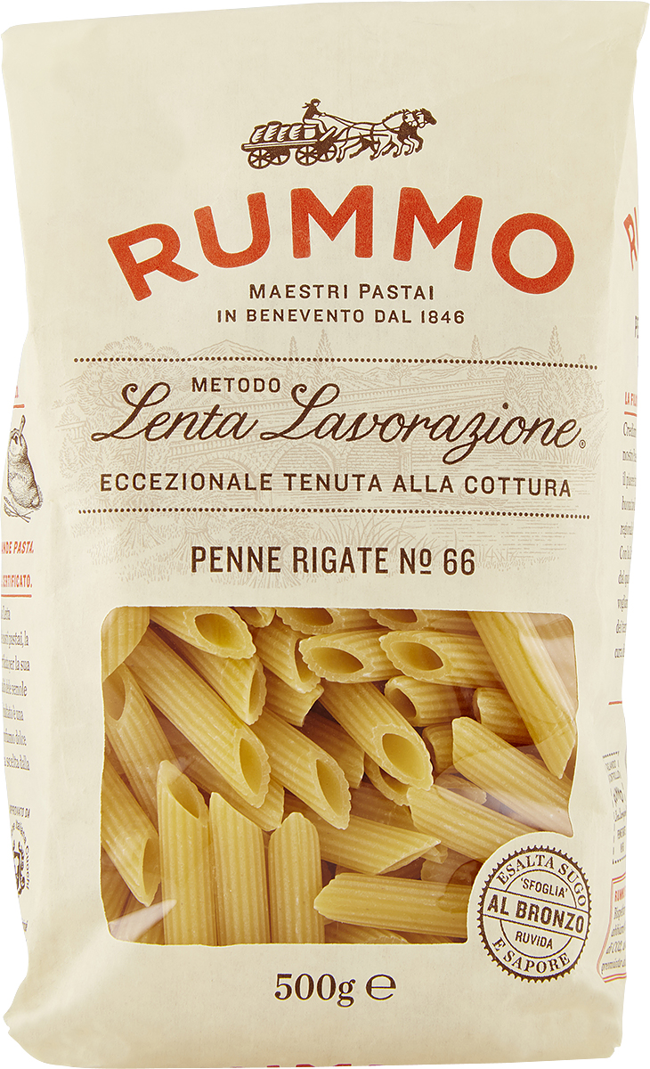 Rummo Penne Rigate № 66, 500 г3022066 Rummo Penne Rigate № 66, 500 г3022066Паста Rummo готовится по уникальной технологии, позволяющей сохранить состояние аль денте даже спустя пару часов после приготовления. Готовят пасту из твердых сортов пшеницы, используя чистую родниковую воду. Pinne Rigate - одна из самых известных и популярных форм итальянской пасты. В переводе с итальянского «пенне» означает «ручка». Эта паста – полая, со срезанными уголком краями – действительно напоминает наконечники старинных чернильных ручек. Большой диаметр и ребристость Пенне Ригате позволяют им полностью пропитаться соусом. Растительный белок - крахмал - делает эти макароны более вкусными и полезными, чем обычные. С ними вы с успехом воспроизведете любой рецепт итальянской кухни, главное, не переваривайте их. Для многих блюд эти макароны надо варить на минуту меньше, чем указано производителем. Пенне лучше сочетаются с мясными и овощными соусами с кусочками мяса и овощей. Эта паста раскроет свой вкус и с томатным соусом, и в сочетании с изысканными молочными соусами.