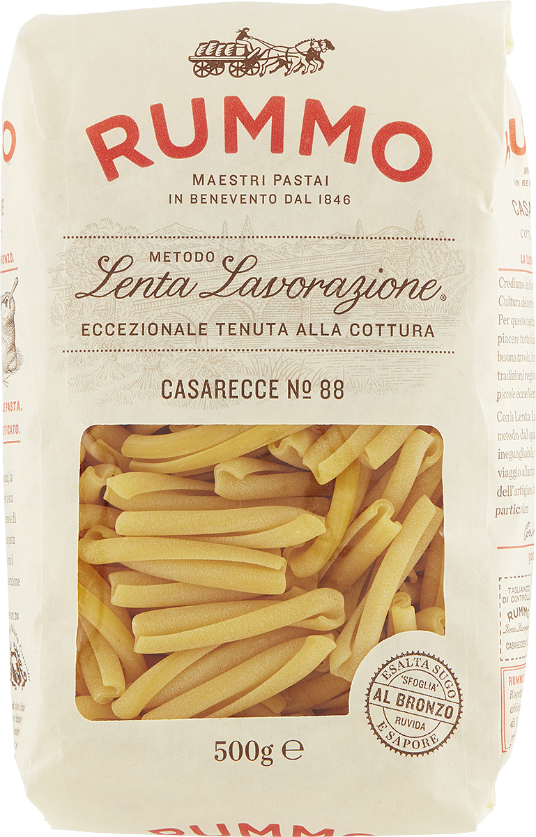 Rummo Casarecce № 88 паста, 500 г3022088 Rummo Casarecce № 88 паста, 500 г3022088Паста Rummo готовится по уникальной технологии, позволяющей сохранить состояние аль денте даже спустя пару часов после приготовления. Готовят пасту из твердых сортов пшеницы, используя чистую родниковую воду. Отметим, что продукт именно этого бренда является единственным, одобренным федерацией поваров Италии. Что касается пасты Rummo Casarecce – типичная паста Апулии, «casarecce» означает – паста домашнего приготовления. Паста казаречче имеет вид свернутой вдвое и перекрученной трубочки. Казаречче имеют длину 43 мм и толщину от 1,22 до 1,35 мм. Они варятся 9 минут и идеально сочетаются с густыми соусами Болоньезе, Путанеска или Аррабиата.