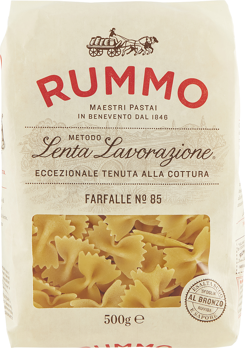Rummo Farfalle № 85, 500 г3022113 Rummo Farfalle № 85, 500 г3022113Макароны Rummo - признанная во всём мире паста, произведенная на семейном предприятии Руммо, основанном в Беневенто, Кампанья, Италия. Методы их производства были преобразованы в целую философию Lenta Lavorazione, которая использует все достоинства современных технологий и древние секретные рецепты, чтобы создать по-настоящему вкусную и не содержащую консервантов правильную пасту. Что касается пасты фарфалле, то она была впервые приготовлена в начале XVI века на севере Италии: в Ломбардии и Эмилии-Романье. «Фарфалле» в переводе с итальянского значит «бабочка». Квадратные кусочки теста, сжатые посередине, очень похожи на бабочек. Фарфалле благодаря гладкой текстуре прекрасно сочетаются с лёгкими соусами на основе овощей. Используются в приготовлении различных салатов из пасты, а также прекрасно сочетаются как с традиционными (томатным, сырным, сливочным), так и с нестандартными соусами.