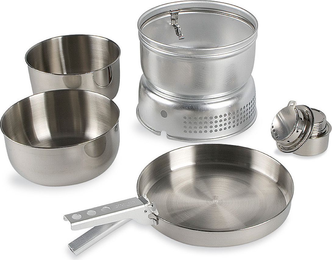 Набор походной посуды Tatonka Multi Set + Alcohol Burner4010.000 Набор походной посуды Tatonka Multi Set + Alcohol Burner4010.000Универсальный набор посуды со спиртовой горелкой в комплекте. Складывается по принципу Матрешки. Состоит из : - кастрюля 1.6 л, 17.5х7.8 см, 170 г,- кастрюля 1.4 л, 16.5х7.5 см, 160 г,- сковорода 21.5х3.3 см, 215 г,- защита от ветра 19.7 см, 250 г,- подставка 20.5х7.5 см, 160 г,- спиртовая горелка 120 мл, 7.5х5.5 см, 95 г. Время горения примерно 40 мин на одной заправке. Топливо - спирт/сухое топливо.Упакован в практичную сумку для транспортировки.