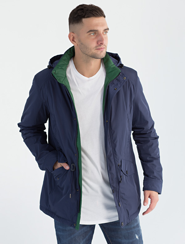 Куртка мужская Defreeze, цвет: синий, зеленый. 71-215_navy/green. Размер 5271-215_navy/green Куртка мужская Defreeze, цвет: синий, зеленый. 71-215_navy/green. Размер 5271-215_navy/greenДемисезонная куртка DEFREEZE выполнена из плотной водоотталкивающей нейлоновой ткани. В качестве утеплителя используется синтепон. Модель в стиле парки слегка удлиненная. Куртка имеет 2 прорезных верхних кармана, нижние объемные карманы с клапанами на кнопке, капюшон, кулиску по линии талии для регулировки посадки, воротник-стойку. Внутренняя часть воротника и планки выполнена из ткани контрастного цвета. Подкладка куртки имеет стежку в виде ромбов контрастными нитками.