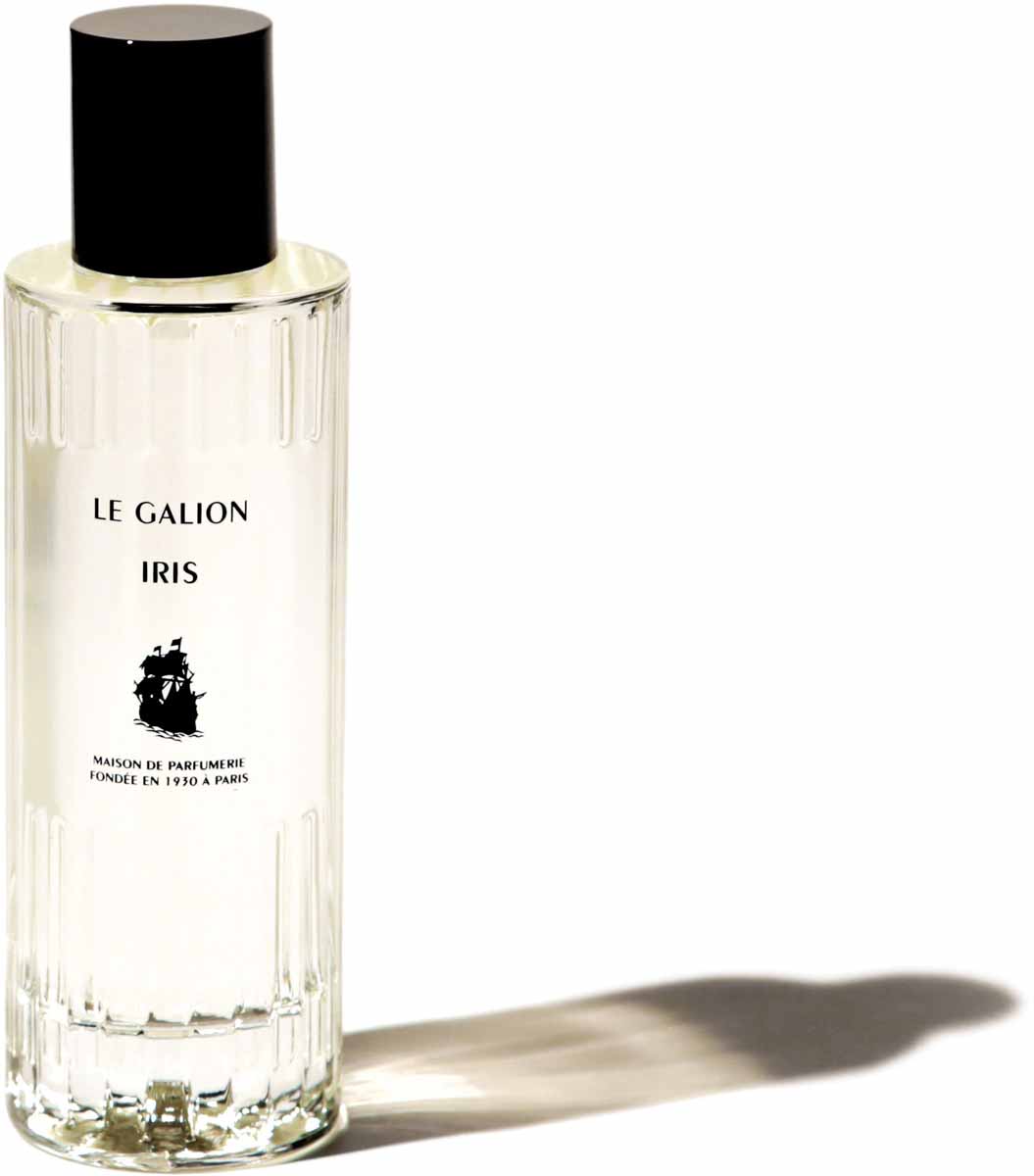 Le Galion Парфюмерная вода Iris, 100 мл26862 Le Galion Парфюмерная вода Iris, 100 мл26862В 1937 году в Париж переехал Кристобаль Баленсиага. В этом же году Жак Фат представилпублике свою первую коллекцию, было создано первое каре от Hermes. Вышел первый номер«Marie-Claire». Послами красоты косметических марок становятся французская актрисаАрлетти и Джинджер Роджерс. Амелия Эрхарт в одиночку облетела вокруг Земли итаинственно исчезла над Тихим океаном. К Парижской выставке построена площадьТрокадеро.В 1937 году Поль Ваше создал свой первый аромат, посвящённый одному цветку - I ris. Одаутончённому и нежному цветку, со вкусом воссозданная из оригинальной формулы,квинтэссенция периода Ар Деко. Ирис - король пудровых нот, а зелёная мимоза с югаФранции и семя абретта в верхних нотах, его равноправные партнёры. Королевская лилияи роза волшебно сочетаются с ирисом согревают атласский кедр и восточнуюамбру. Аромат, сочетающий французский шик и естественную элегантность.