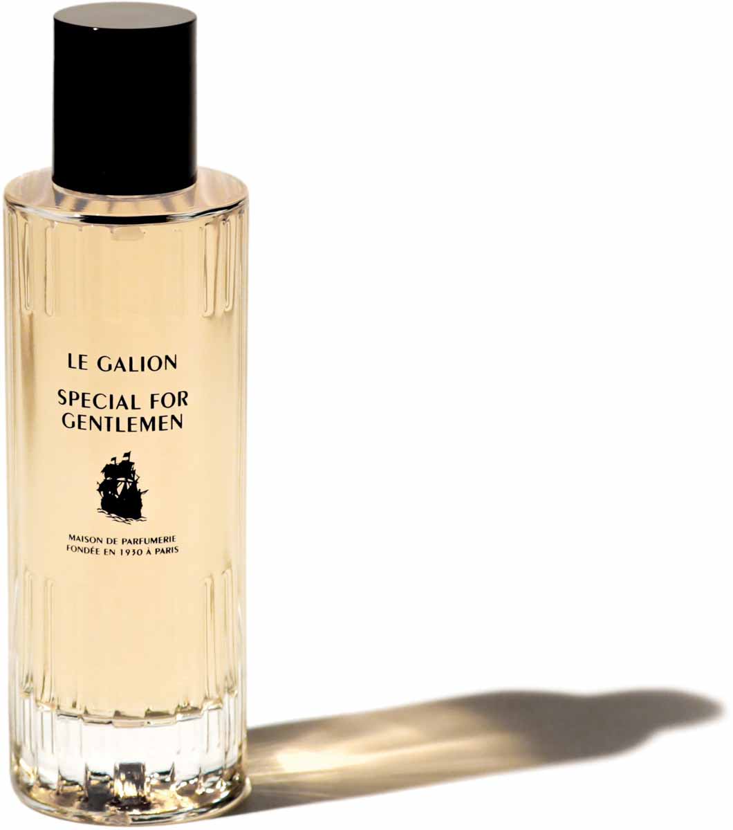 Le Galion Парфюмерная вода Special For Gentlemen, 100 мл26916 Le Galion Парфюмерная вода Special For Gentlemen, 100 мл269161947 год. Вступил в действие план Маршалла. Французы мечтали о роскоши и бегстве.Роже Вивье представил каблуки-шпильки. Кристиан Диор создал New Look и Miss Dior, а LeGalion создал Special for Gentlemen, мужской аромат, благородный и утончённый; аромат,который всегда уместен. Сдержанный, освежающий и при этом стойкий - он не похож надругих. Это роскошный аромат для мужчин.Дань историческому наследию, совершенству и житейской мудрости, верность духу ПоляВаше в перевыпуске этого классического и элегантного аромата. Мужественный аромат,воскрешающий древние традиции искусства парфюмерии, с использованием благородныхингредиентов.Этот прекрасный восточный, амбровый аромат открывается свежими и ароматическиминотами. Нежные ноты лаванды и лимона дополнены древесным гальбанумом.Бальзамические ноты корицы приносят мягкость. Этот стойкий древесный амбровыйаромат создан на основе щедрого сочетания амбры, лабданума и пачули. И наконец,нежные бальзамические и анималистичные ноты - союз ванили, опопонакса и кастореума -придают этому эмоциональному аромату ещё больше чувственности.