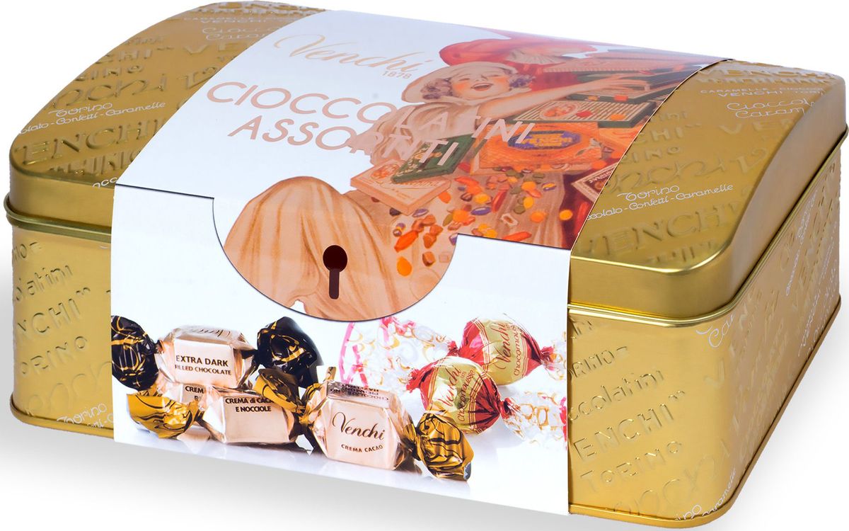 Venchi Cioccolatini Assortiti набор шоколадных конфет, 300 г104321 Venchi Cioccolatini Assortiti набор шоколадных конфет, 300 г104321Venchi - премиальный итальянский бренд, ведущий свою историю с 1878 года. Venchi является одним из самых популярных шоколадных брендов как в самой Италии, так и во всем мире. Шоколадные конфеты Venchi Cioccolatini Assortiti Gold Metal Gift Box - набор шоколадных конфет из молочного и темного шоколада в золотой подарочной жестяной коробке-сундучке от итальянского производителя Venchi (Пьемонт, Италия).Ассорти включают конфеты: Dubledone - жареные Пьемонтский орех фундук IGP в шоколадных шариках белого, молочного и тёмного шоколада; и конфеты Extra Dark - темный шоколад с содержанием какао 75% с начинкой из темного шоколада.Конфеты идеально подходят в качестве подарка к празднику и в качестве презента для настоящих ценителей пьемонтского шоколада.
