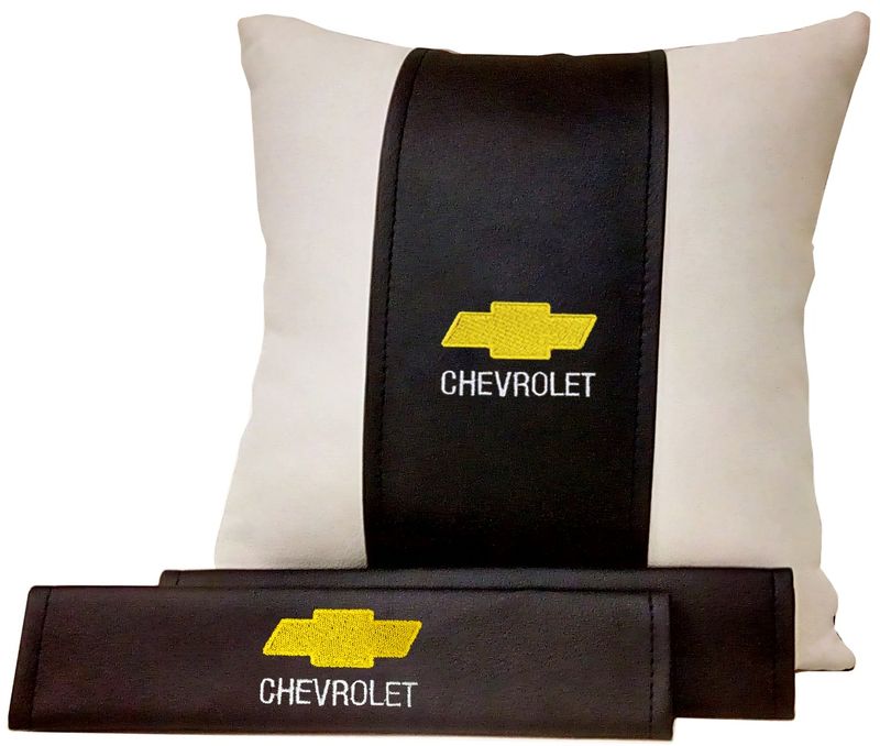 Подарочный набор автомобилисту Auto Premium Chevrolet, 2 предмета. 6750767507 Подарочный набор автомобилисту Auto Premium Chevrolet, 2 предмета. 6750767507Подушка в салон автомобиля и накладки на ремень безопасности выполнены в едином стиле. Нанесение вышивки на изделия добавляет индивидуальности. Порадуйте своих близких эксклюзивным подарком.