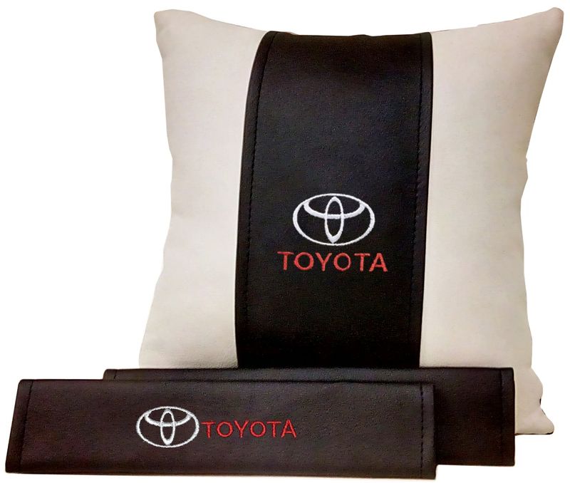 Подарочный набор автомобилисту Auto Premium Toyota, 2 предмета. 6751367513 Подарочный набор автомобилисту Auto Premium Toyota, 2 предмета. 6751367513Подушка в салон автомобиля и накладки на ремень безопасности выполнены в едином стиле. Нанесение вышивки на изделия добавляет индивидуальности. Порадуйте своих близких эксклюзивным подарком.