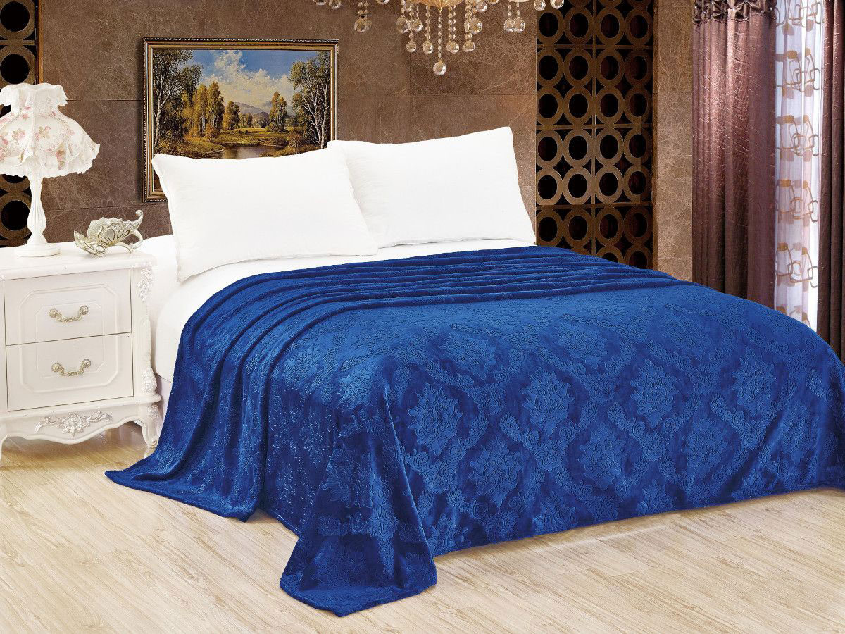 Плед Cleo Парма, цвет: синий, 150 х 200 см. 150/012-OP150/012-OP Плед Cleo Парма, цвет: синий, 150 х 200 см. 150/012-OP150/012-OPКоллекция Пледов Cleo Парма – Классика Стиля! Коллекция Пледов Cleo создавалась на фундаменте многолетних тенденциях домашнего текстиля. Мы взяли за основу классические дизайны и благодаря современным технологиям теснения и высокой плотности ткани, коллекция пледов Парма ожила создавая эффект невероятного объема многочисленных узоров.Пледы сделаны из инновационного материала – Микрофибра. Микрофибра (микроволокно) - прорыв в синтетической промышленности, волокна представляют собой очень тонкие волокна, тоньше человеческого волоса. Благодаря свой структуре, микрофибра имеет ряд преимуществ: -отличные впитывающие свойства и способность пропускать воздух, под пледами будет комфортно и зимой и летом; -структура микроволокна позволяет окрашивать в различные цвета, т.к. при дальнейшем уходе краски не выцветают и не линяют, не смотря на простоту в уходе; -пледами можно укрываться и не бояться, что на вашей одежде останутся следы ворса; -пледы прослужат невероятно долго. Коллекция Пледов Cleo – Классический стиль вашего дома, всегда порядок вашей спальни, комфорт и тепло ваших любимых! Не знаете, какой выбрать подарок - Коллекция Пледов Cleo Парма!!!