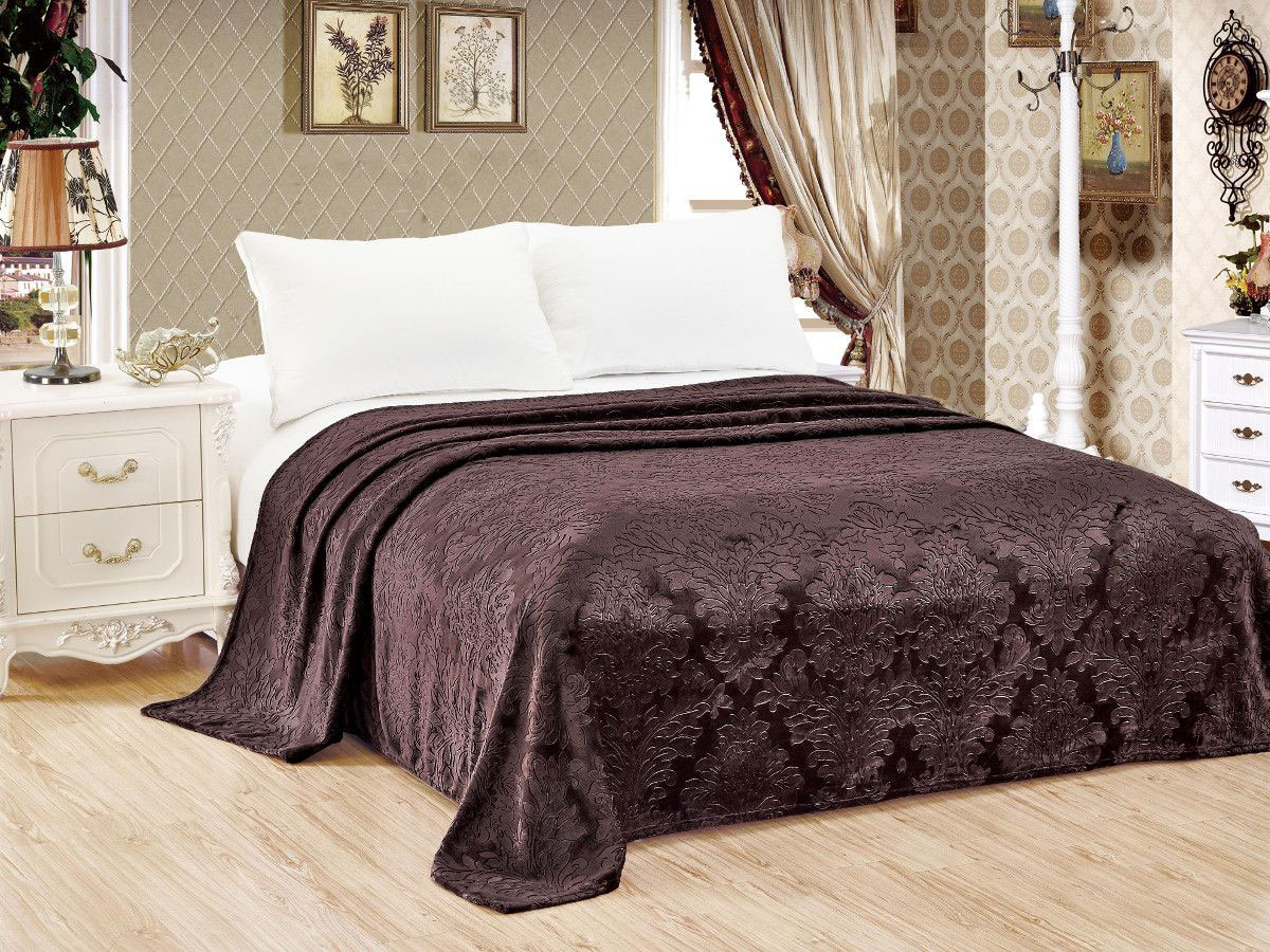Плед Cleo Парма, цвет: темно-коричневый, 150 х 200 см. 150/081-OP150/081-OP Плед Cleo Парма, цвет: темно-коричневый, 150 х 200 см. 150/081-OP150/081-OPКоллекция Пледов Cleo Парма – Классика Стиля! Коллекция Пледов Cleo создавалась на фундаменте многолетних тенденциях домашнего текстиля. Мы взяли за основу классические дизайны и благодаря современным технологиям теснения и высокой плотности ткани, коллекция пледов Парма ожила создавая эффект невероятного объема многочисленных узоров.Пледы сделаны из инновационного материала – Микрофибра. Микрофибра (микроволокно) - прорыв в синтетической промышленности, волокна представляют собой очень тонкие волокна, тоньше человеческого волоса. Благодаря свой структуре, микрофибра имеет ряд преимуществ: -отличные впитывающие свойства и способность пропускать воздух, под пледами будет комфортно и зимой и летом; -структура микроволокна позволяет окрашивать в различные цвета, т.к. при дальнейшем уходе краски не выцветают и не линяют, не смотря на простоту в уходе; -пледами можно укрываться и не бояться, что на вашей одежде останутся следы ворса; -пледы прослужат невероятно долго. Коллекция Пледов Cleo – Классический стиль вашего дома, всегда порядок вашей спальни, комфорт и тепло ваших любимых! Не знаете, какой выбрать подарок - Коллекция Пледов Cleo Парма!!!