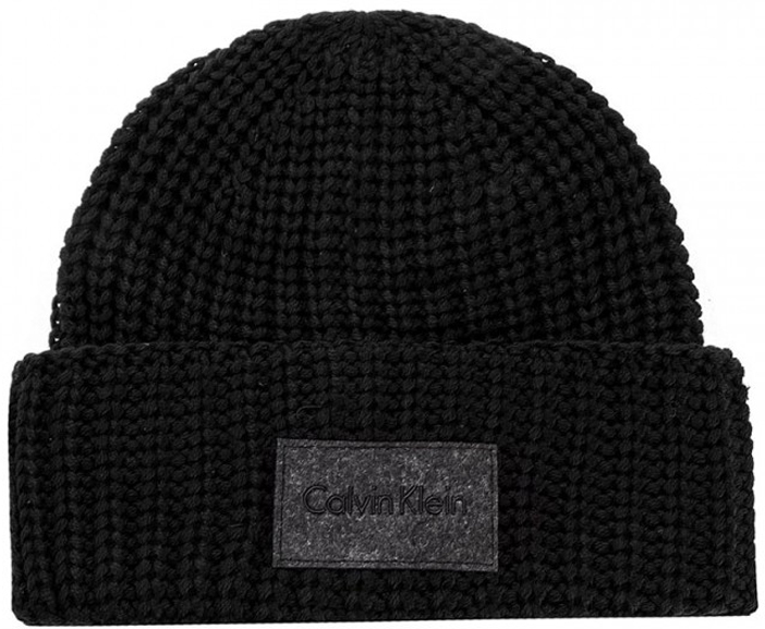 Шапка мужская Calvin Klein Jeans, цвет: черный. K50K503236_001. Размер универсальныйK50K503236_001 Шапка мужская Calvin Klein Jeans, цвет: черный. K50K503236_001. Размер универсальныйK50K503236_001Шапка мужская Calvin Klein Jeans выполнена из шерсти и акрила. Модель дополнена нашивкой с логотипом бренда.