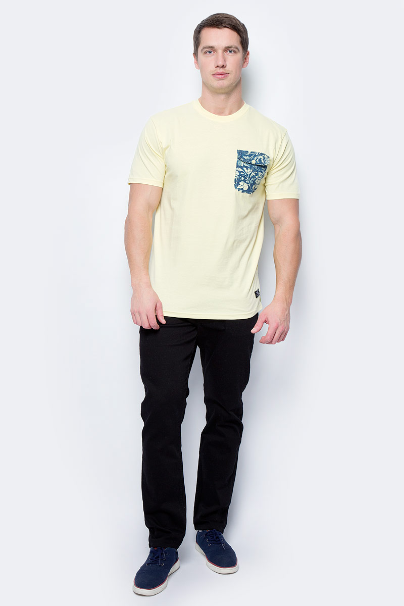 Футболка мужская DC Shoes, цвет: желтый. EDYKT03323-YEP0. Размер M (48/50)EDYKT03323-YEP0 Футболка мужская DC Shoes, цвет: желтый. EDYKT03323-YEP0. Размер M (48/50)EDYKT03323-YEP0Мужская футболка DC Shoes выполнена из 100% натурального хлопка. Модель классического стандартного кроя имеет круглый вырез горловины и короткие рукава. На груди расположен накладной кармашек, закрывающийся клапаном на пуговицу. Линия подола сзади слегка занижена, внизу имеются вентиляционные прорези с отделкой тесьмой с изнанки. Модель выполнена в однотонном дизайне, кармашек и подол дополнены оригинальным принтом.