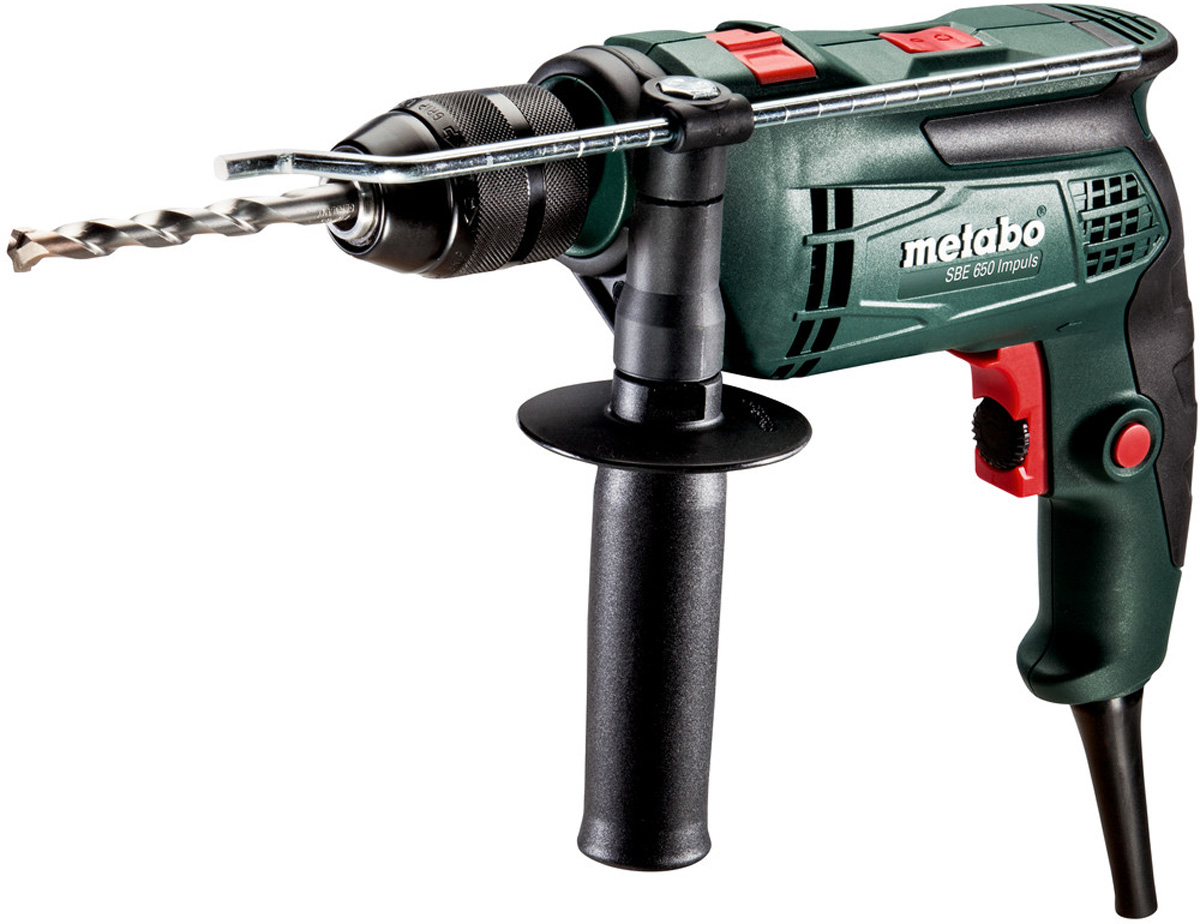 Дрель ударная Metabo SBE 650. 600672500600672500 Дрель ударная Metabo SBE 650. 600672500600672500Ударная дрель Metabo SBE 650 снабжена сверлильным патроном с внутренним шестигранником. Количество оборотов зависит от силы нажатия на кнопку включения - чем сильнее нажим, тем больше число оборотов. На конце рукоятки имеется выступ, благодаря которому рука не соскальзывает во время работы. Дополнительная рукоятка обеспечивает более надежный хват и удобную работу с инструментом.Мощность: 650 Вт.Обороты холостого хода: 2.800/мин.Макс. число ударов: 44.800/мин.Макс. диаметр сверления (Дерево): 30 мм.Макс. диаметр сверления (Металл): 13 мм.Макс. диаметр сверления (Бетон): 16 мм.Вес: 1,8 кг.Кол-во скоростей работы: 1.Размер патрона: 1,5-13 мм.Тип патрона: быстрозажимной.Сетевой шнур: 2,5 м.
