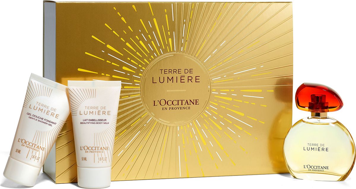 L`Occitane Набор Terre de Lumiere. Золотое мгновение Прованса504000 L`Occitane Набор Terre de Lumiere. Золотое мгновение Прованса504000В набор входит: Парфюмированная вода Terre de Lumiere 50 мл, Нежный гель для душа Terre de Lumiere 50 мл, Молочко для тела Terre de Lumiere 50 мл.Золотой час, воспетый фотографами, воплощён в изысканном аромате для истинных любителей Прованса. Аромат разогретой на солнце лаванды и мёда, обогащён горьковатыми нотами миндаля, освещён мягким закатным светом перца и бергамота и укутан кашемировым облаком мускуса; Наслаждение чувством свежести и контрастными нотками Terre de Lumiere. Его аромат окутывает ваше тело, словно облако чувственной и мягкой нежности. Его лёгкая и шелковистая текстура, обогащённая лавандовым мёдом, оставляет на коже тонкий и изысканный аромат; Ароматное увлажняющее молочко для тела с деликатными мерцающими частицами словно наполнено восхитительным сиянием солнца. Нежная и в то же время эффективная формула дарит коже мягкость и оставляет на ней чувственный аромат; Мыло для тела и рук для всех типов кожи. Изготовлено на натуральной растительной основе с соблюдением древнейших марсельских традиций. Прекрасно подходит для кожи в состоянии стресса. Молочные протеины снимают воспаление, ускоряют процессы восстановления функций кожи. Исключительно мягкая кремовая текстура мыла, которое придает коже бархатистость. Мыло помогает Вашей коже сохранить природный уровень увлажнённости, возвращая ей мягкость и природную красоту. Добавление минеральных пигментов деликатно окрашивает мыло в нежные цвета.
