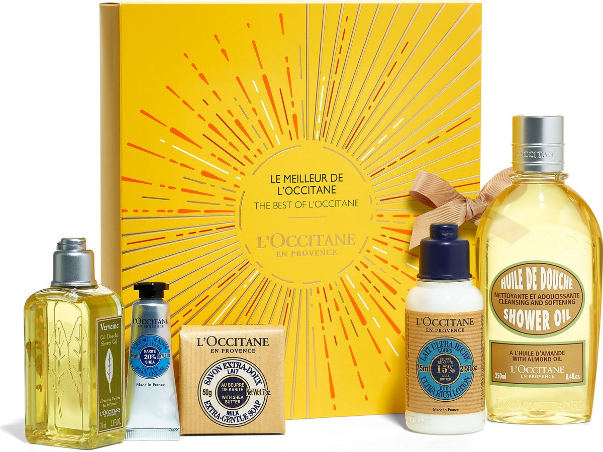 L`Occitane Набор Лучшее от L`Occitane504352 L`Occitane Набор Лучшее от L`Occitane504352В набор входит: Гель для душа Вербена 70 мл, Мыло туалетное Молоко 50 г, Масло для душа Миндальное 250 мл, Молочко для тела питательное 75 мл, Крем для рук Карите 10 мл.Обогащённый экстрактом органической вербены, гель мягко очищает кожу, оставляя на ней свежий цитрусовый аромат; Великолепно подходит для ежедневного использования. Содержит 100%-ую натуральную основу, обогащен маслом Карите.Подходит для мужчин, женщин и детей; Роскошное смягчающее масло для душа - уникальное средство по уходу за кожей, при контакте с водой образующее нежную пену. Богатое миндальным маслом и питательными липидами, оно смягчает кожу, в то же время, сохраняя ее естественный баланс увлажненности. Подходит для всех типов кожи, как женщинам, так и мужчинам; Прекрасное увлажняющее средство для сухой кожи в новой удобной упаковке с дозатором. Подарите вашей коже истинное богатство природы - 15% масла Карите, натуральный мед и масло абрикоса. Питает, увлажняет и защищает кожу, дарит ей здоровый и ухоженный вид. Поднимает настроение благодаря тонкому аромату жасмина и иланг-иланга; Крем для рук отлично смягчает кожу рук, благодаря 20%-ному содержанию масла карите, меду и экстракту сладкого миндаля. Экстракты жасмина и иланг-иланга придают коже изысканный легкий аромат. Крем Карите для рук отлично впитывается, заживляет и защищает сухую/обезвоженную кожу. Антиоксидант витамин Е способствует питанию кожи рук.