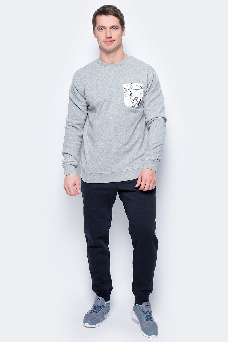 Толстовка мужская DC Shoes, цвет: серый. EDYFT03269-KNFH. Размер M (48/50)EDYFT03269-KNFH Толстовка мужская DC Shoes, цвет: серый. EDYFT03269-KNFH. Размер M (48/50)EDYFT03269-KNFHМужская толстовка DC Shoes выполнена из толстой и приятной на ощупь махровой ткани. Модель имеет комфортный классический крой, длинные рукава и круглый вырез горловины. Горловина дополнена эластичным материалом в рубчик. На груди расположен карман, закрывающийся клапаном на пуговицу. Карман и верхняя часть изделия с задней стороны выполнены из саржевой ткани и дополнены ярким принтом.