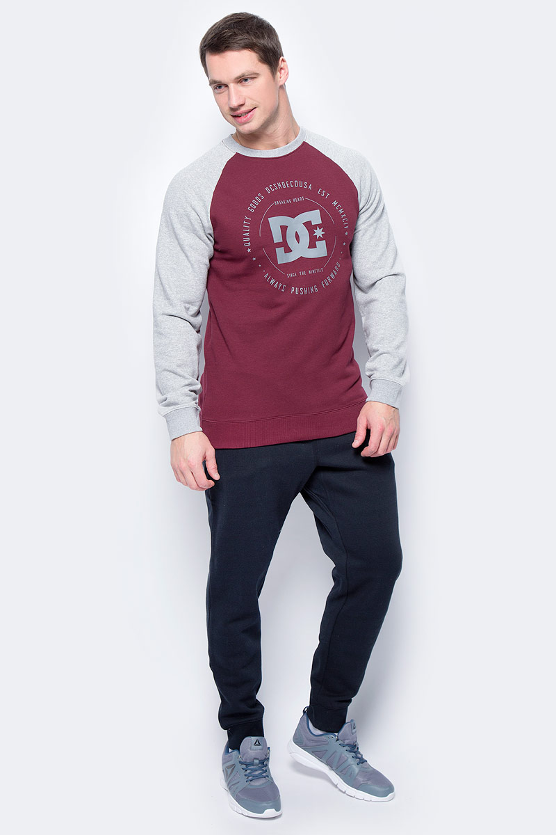 Толстовка мужская DC Shoes, цвет: серый, бордовый. EDYSF03122-XSSR. Размер M (48/50)EDYSF03122-XSSR Толстовка мужская DC Shoes, цвет: серый, бордовый. EDYSF03122-XSSR. Размер M (48/50)EDYSF03122-XSSRМужской свитшот DC Shoes выполнен из хлопка с добавлением полиэстера. Модель имеет комфортный классический крой, длинные рукава-реглан и круглый вырез горловины. Манжеты рукавов, горловина и низ толстовки дополнены эластичным материалом в рубчик. Графический принт нанесен по щадящей технологии окрашивания ткани.