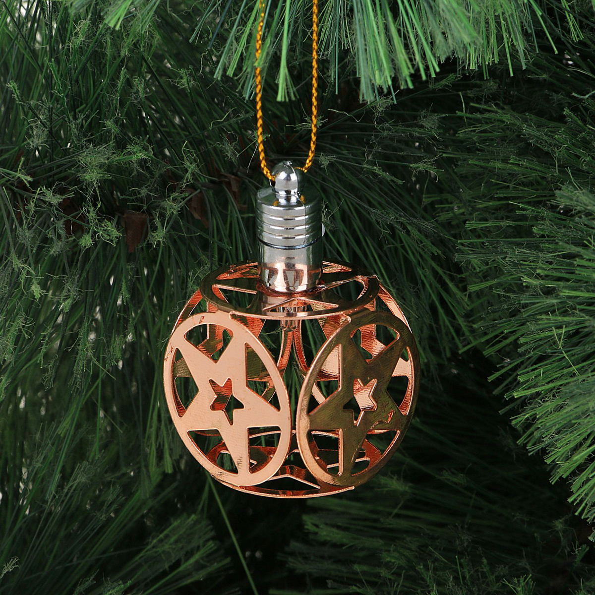 Подвеска новогодняя Luazon Lighting Кубик, световая, длина 6 см2327196 Подвеска новогодняя Luazon Lighting Кубик, световая, длина 6 см2327196Световая новогодняя подвеска Luazon Lighting Кубик выполнена из металла в виде объемного кубика. Елочное украшение выглядит как простая елочная игрушка днем, но при этом остается видимой вечером. Просто включите изделие с наступлением темноты, и оно украсит елку огоньками. Подвеска Luazon Lighting Кубик работает от батареек (входит в комплект) и пожаробезопасна, так как светодиоды не нагреваются, в отличие от ламп накаливания.