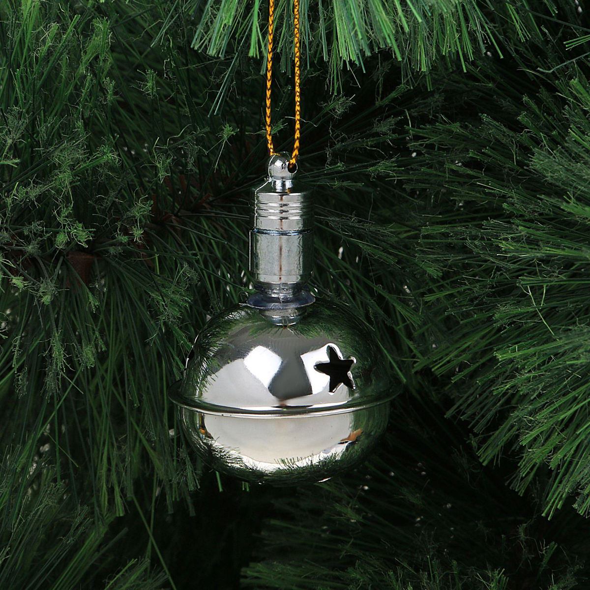 Подвеска новогодняя Luazon Lighting Погремушка, световая, цвет: серебристый, длина 5,5 см2327166 Подвеска новогодняя Luazon Lighting Погремушка, световая, цвет: серебристый, длина 5,5 см2327166Световая новогодняя подвеска Luazon Lighting Погремушка выполнена из металла в виде погремушки. Елочное украшение выглядит как простая елочная игрушка днем, но при этом остается видимой вечером. Просто включите изделие с наступлением темноты, и оно украсит елку огоньками. Подвеска Luazon Lighting Погремушка работает от батареек (входит в комплект) и пожаробезопасна, так как светодиоды не нагреваются, в отличие от ламп накаливания.