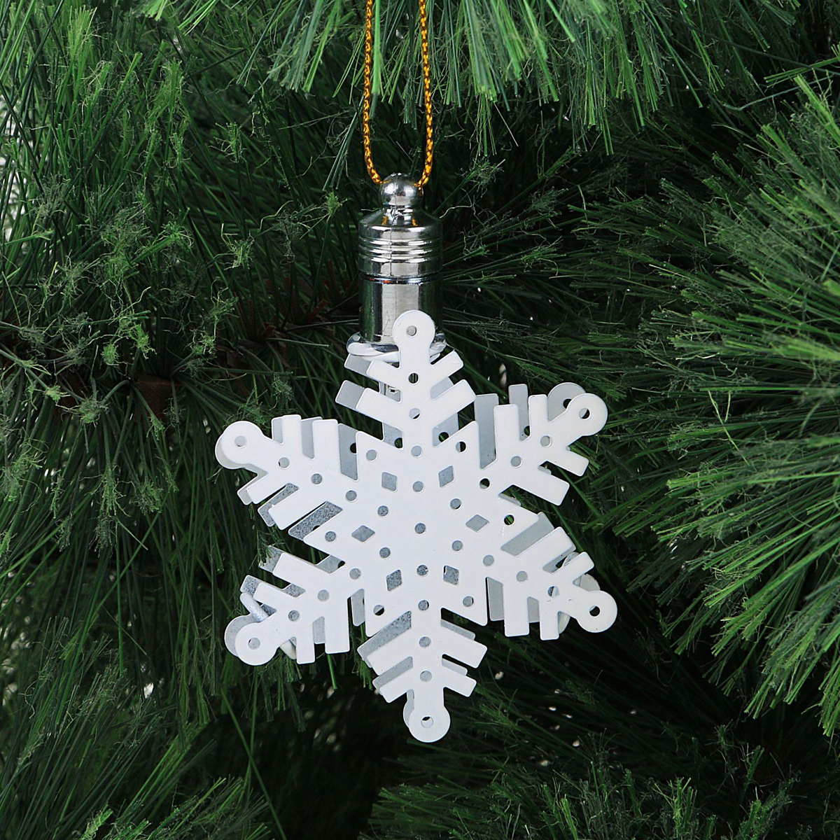 Подвеска световая Luazon Lighting Снежинка, длина 5 см2327186 Подвеска световая Luazon Lighting Снежинка, длина 5 см2327186Световые подвески выглядят как простые елочные игрушки днем, но при этом остаются видимы вечером. Включите изделия с наступлением темноты, и они украсят елку огоньками. Аксессуары работают от батареек и пожаробезопасны, так как светодиоды не нагреваются, в отличие от ламп накаливания.