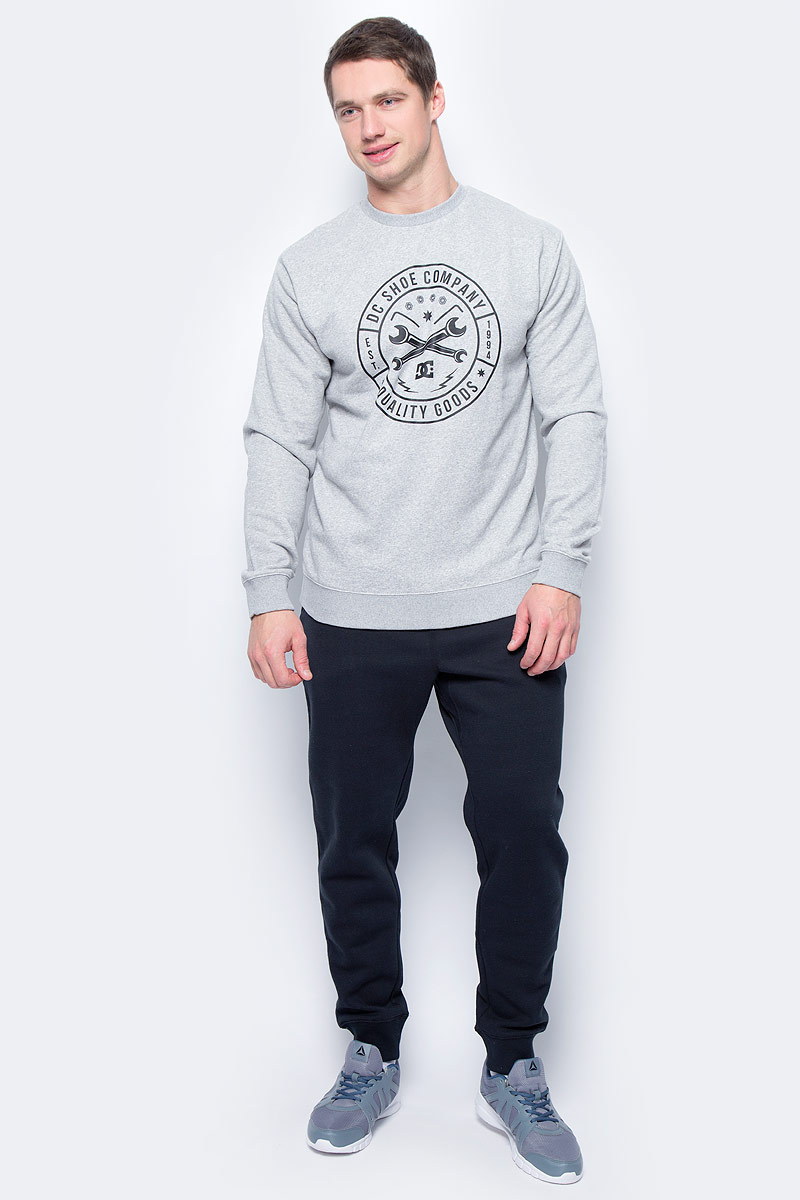 Толстовка мужская DC Shoes, цвет: серый. EDYSF03126-KNFH. Размер XL (52/54)EDYSF03126-KNFH Толстовка мужская DC Shoes, цвет: серый. EDYSF03126-KNFH. Размер XL (52/54)EDYSF03126-KNFHМужская толстовка DC Shoes выполнена из хлопка с добавлением полиэстера. Модель имеет комфортный классический крой, длинные рукава и круглый вырез горловины. Манжеты рукавов, горловина и низ толстовки дополнены эластичным материалом в рубчик. Графический принт нанесен по щадящей технологии окрашивания ткани.