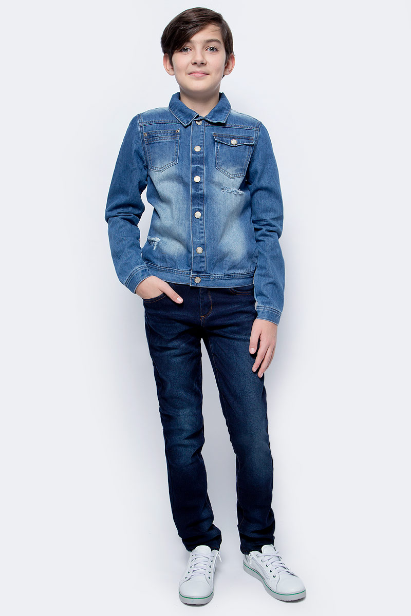 Куртка джинсовая для мальчика Button Blue Main, цвет: голубой. 117BBBC4001D200. Размер 98, 3 года117BBBC4001D200 Куртка джинсовая для мальчика Button Blue Main, цвет: голубой. 117BBBC4001D200. Размер 98, 3 года117BBBC4001D200Джинсовая куртка для мальчика - базовая вещь весенне-летнего гардероба. Она отлично сочетается с брюками, шортами, бриджами, делая комплект интересным и завершенным. Вы хотите, чтобы ваш ребенок был в тренде? Тогда джинсовая куртка от Button Blue с модными потертостями, заминами, варкой - лучший вариант!