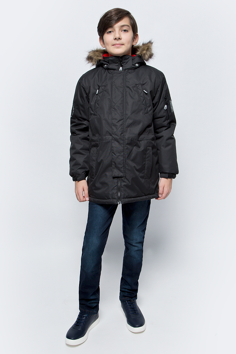 Куртка для мальчика Reike, цвет: черный. 39222200_black. Размер 14039222200_black Куртка для мальчика Reike, цвет: черный. 39222200_black. Размер 14039222200_blackКуртка для мальчика Reike изготовлена из ветрозащитного, водоотталкивающего, дышащего мембранного материала. Подкладка выполнена из принтованного полиэстера, на спинке и воротнике вставки из микрофлиса. Куртка дополнена съемным регулирующимся капюшоном с меховой опушкой, пятью карманами на молнии и светоотражающим элементом в виде логотипа Reike. Манжеты дополнены утяжкой на липучке, пояс оснащен потайной утяжкой. Ветрозащитная планка на кнопках не допускает проникновение холодного воздуха. Базовый уровень. Коэффициент воздухопроницаемости куртки: 2000гр/м2/24 ч. Водоотталкивающее покрытие: 2000 мм.