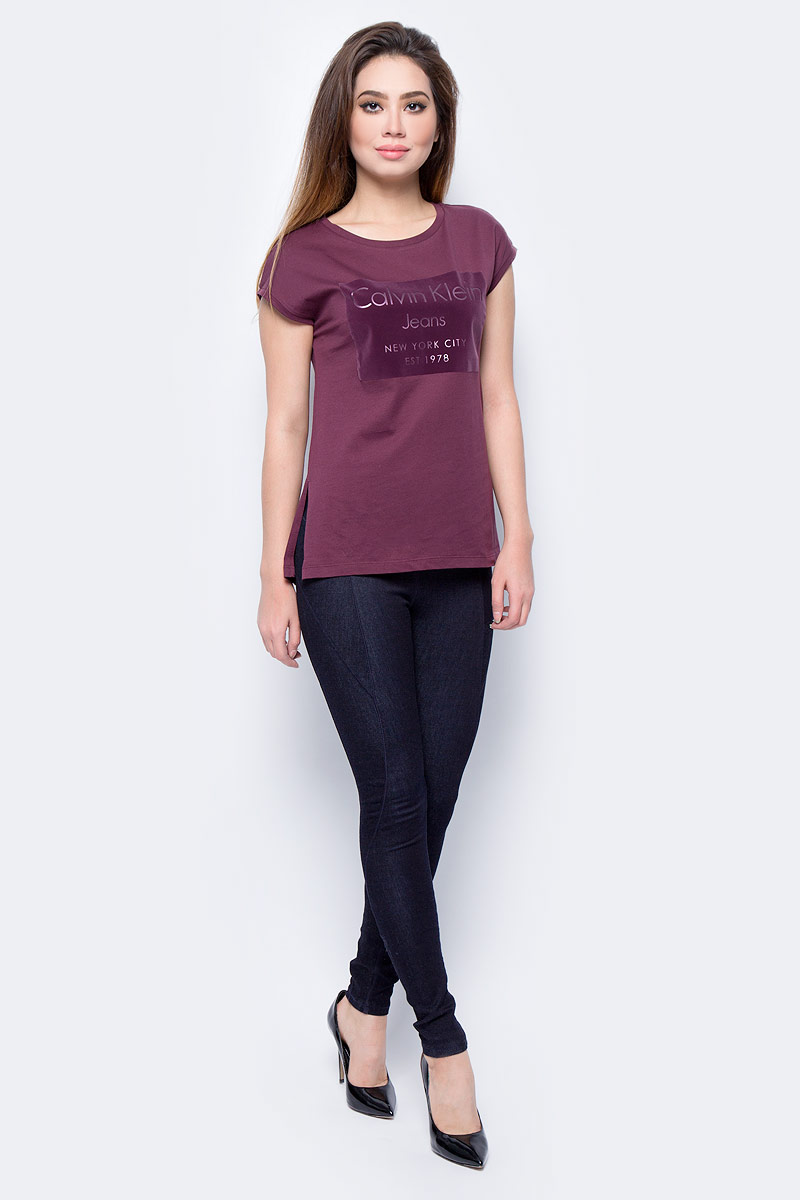 Футболка женская Calvin Klein Jeans, цвет: бордовый. J20J206065_9020. Размер M (44/46)J20J206065_9020 Футболка женская Calvin Klein Jeans, цвет: бордовый. J20J206065_9020. Размер M (44/46)J20J206065_9020Футболка женская Calvin Klein Jeans выполнена из натурального хлопка. Модель с круглым вырезом горловины и короткими рукавами.
