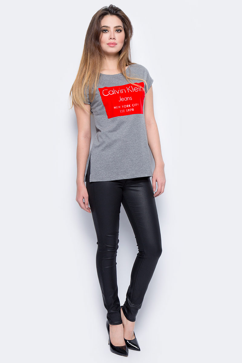 Футболка женская Calvin Klein Jeans, цвет: серый. J20J206065_0250. Размер L (46/48)J20J206065_0250 Футболка женская Calvin Klein Jeans, цвет: серый. J20J206065_0250. Размер L (46/48)J20J206065_0250Футболка женская Calvin Klein Jeans выполнена из натурального хлопка. Модель с круглым вырезом горловины и короткими рукавами.