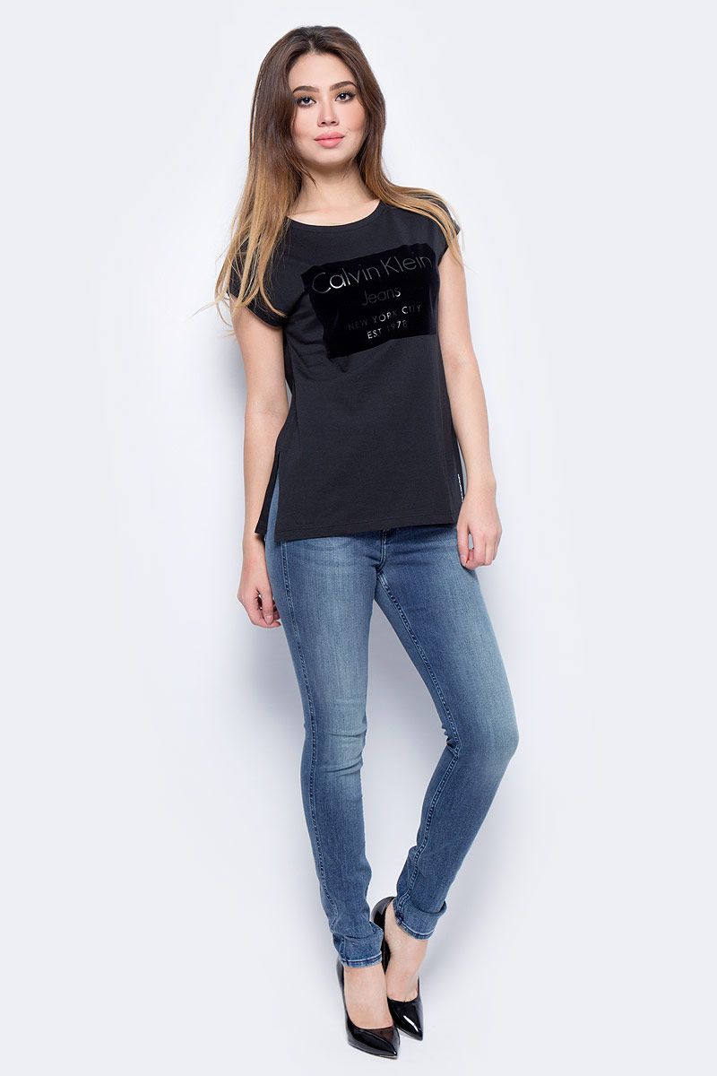 Футболка женская Calvin Klein Jeans, цвет: черный. J20J206065_0990. Размер L (46/48)J20J206065_0990 Футболка женская Calvin Klein Jeans, цвет: черный. J20J206065_0990. Размер L (46/48)J20J206065_0990Футболка женская Calvin Klein Jeans выполнена из натурального хлопка. Модель с круглым вырезом горловины и короткими рукавами.
