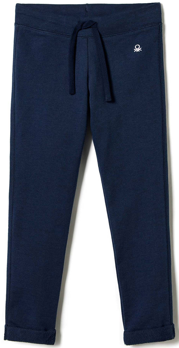 Брюки для девочки United Colors of Benetton, цвет: синий. 3JD7I0122_13C. Размер 1403JD7I0122_13C Брюки для девочки United Colors of Benetton, цвет: синий. 3JD7I0122_13C. Размер 1403JD7I0122_13CСтильные брюки для девочки идеально подойдут для отдыха и прогулок. Изготовленные из высококачественного материала, они необычайно мягкие и приятные на ощупь, не сковывают движения малышки и позволяют коже дышать, не раздражают даже самую нежную и чувствительную кожу ребенка, обеспечивая наибольший комфорт. Брюки прямого кроя на талии имеют широкую эластичную резинку, благодаря чему они не сдавливают животик ребенка и не сползают. Оригинальный современный дизайн и модная расцветка делают эти брюки модным и стильным предметом детского гардероба.