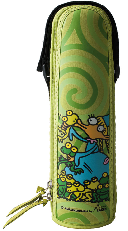 Термос Laken Beverages Kukuxumuxu. Glovolando, с чехлом, 500 млK1800.05-PR Термос Laken Beverages Kukuxumuxu. Glovolando, с чехлом, 500 млK1800.05-PRТермос подойдет для повседневного использования. Сделан из прочной нержавеющей стали с высококачественной вакуумной изоляцией. Прекрасно сохраняет содержимое теплым или холодным на протяжении более чем 18 часов, комплектуется стандартной кнопочной пробкой, не требующей выкручивания. Широкое горлышко позволяет добавлять в содержимое кубики льда, пакетики чая, а кроме того термос удобно мыть. Поставляется в веселом неопреновом чехле, который обеспечивает дополнительную термоизоляцию и поднимет настроение каждому ребенку. Оснащен регулируемой ручкой на липучке.Особенности: Произведены из пищевой нержавеющей стали 18/8 самого высокого качества, не нуждается в дополнительном защитном покрытии. Внутренняя поверхность 100% нержавеющая сталь. Чехол из неопрена с ручкой на липучке. Удерживает напитки теплыми в течение 12 часов или холодными - до 24 часов (для холодных напитков рекомендуется добавление кубиков льда). Вакуумная изоляция высокого качества. Не дает возможности образования конденсата на поверхности. Температура содержимого, высокая или низкая, не передается наружу. 100% защита от протекания. Не содержит Бисфенол А, фталаты, свинец и другие токсичные вещества. Не удерживают и не передают вкусов и запахов. Широкая термоизолирующая крышка. Поддаются реутилизации.