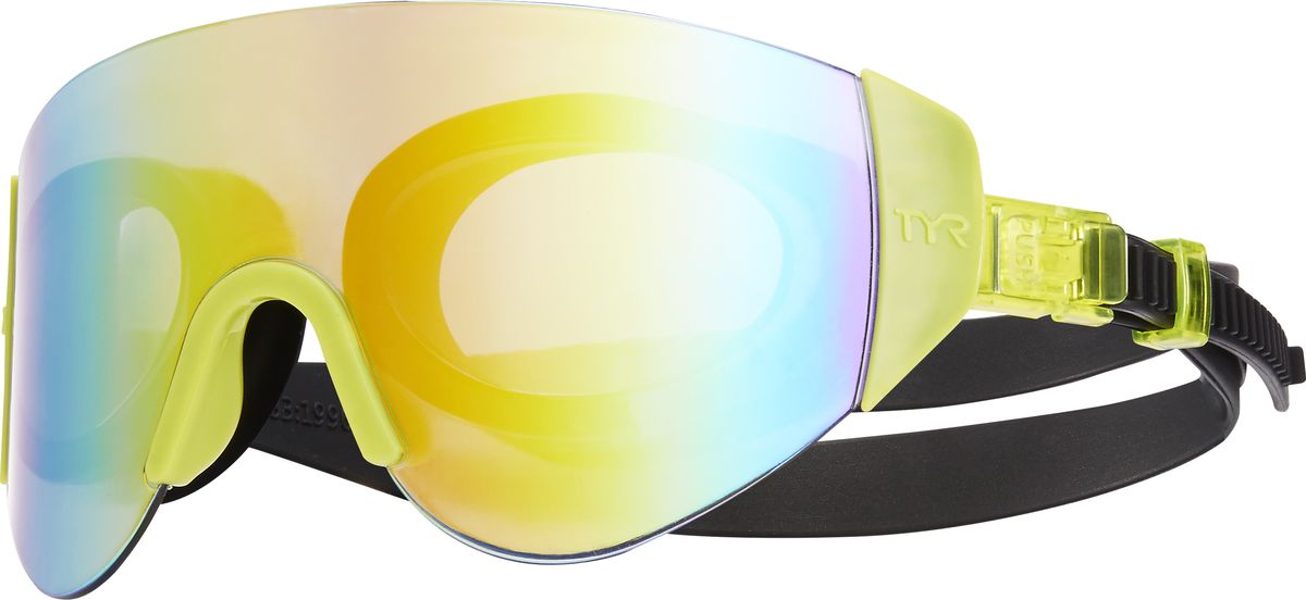 Очки для плавания Tyr Renegade Swimshades Mirrored, цвет: радужный, ярко-желтый, черный. LGRNGDLGRNGD Очки для плавания Tyr Renegade Swimshades Mirrored, цвет: радужный, ярко-желтый, черный. LGRNGDLGRNGDОчки TYR Swim Shades оказались настолько популярные, что компания TYR решила не стоять на месте и выпустила новую модель Renegade Swim Shades Mirrored с еще более широкой линзой. Внешняя линза сделана монолитом, напоминающая горнолыжную маску или спортивные солнцезащитные очки. Широкий угол обзора для оптимального видения в воде. Силиконовые уплотнители сделаны по форме глаз и хорошо присасываются, что позволяет очкам плотно прилегать к лицу. Двойной ремень из жесткой резины не дает возможности соскользнуть с головы, а регулирующие клипсы при легком надавливании позволяют подогнать нужный вам размер резинки, чтобы очки не слишком сильно давили на глаза. Очки обработаны антифогом, зеркальные линзы защищают от солнечных лучей.