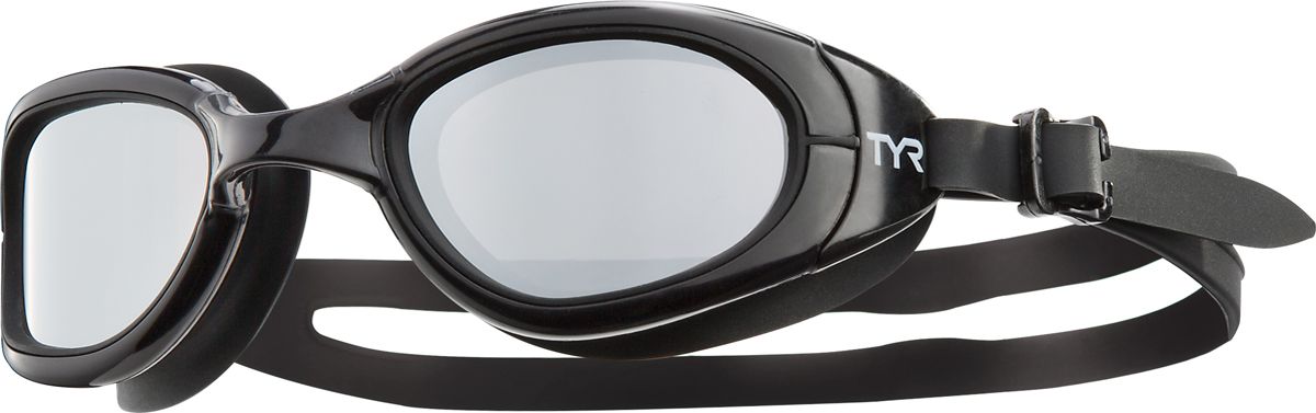 Очки для плавания Tyr Special Ops 2.0 Polarized Small, цвет: черный. LGSPSLGSPS Очки для плавания Tyr Special Ops 2.0 Polarized Small, цвет: черный. LGSPSLGSPSБудь лучшим, или сиди дома. TYRSpecialOPS 2.0 Polarized Small – наши самые лучшие очки для универсального использования. Они идеально подойдут для триатлона, открытой воды, или тренировок в бассейне. Имеющие в своем арсенале поляризационные линзы, обеспечивают ясность, оптическую точность и комфорт, отфильтровывая 99.9% от бликов с поверхности воды, которые приводят к усталости глаз.Очки TYRSpecialOPS 2.0 имеют прочный, силиконовый, гипоаллергенный уплотнитель, который сохраняет защиту от протекания и форму в течение всего срока службы. Линзы во всех очках серии TYRSpecialOPS 2.0 уже обработаны средством предотвращающим запотевание линз, что исключает необходимость в течение продолжительного времени повторное использование спрея. Объединённая конструкция переносицы идеально подходит под разные типы строения лица, также очки обладают широким периферическим обзором для оптимального видения в воде.