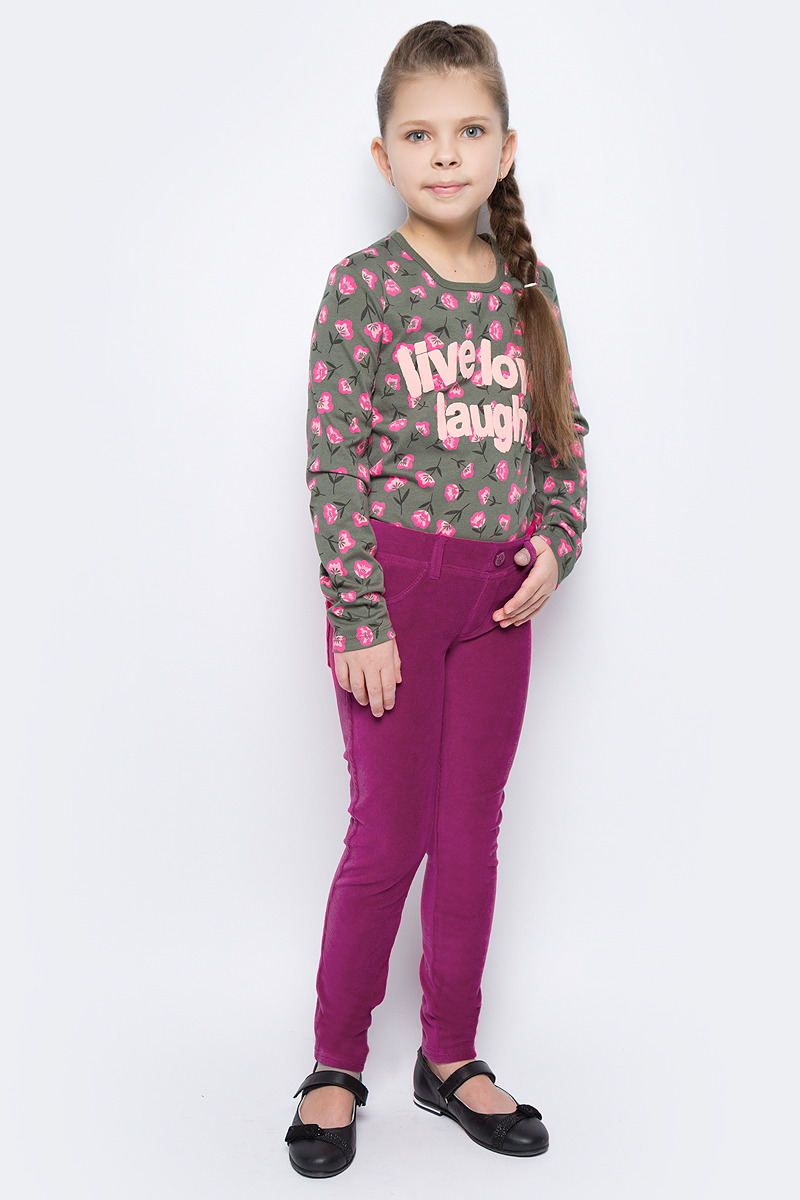 Брюки для девочки United Colors of Benetton, цвет: красный. 4DZB576L0_143. Размер 1704DZB576L0_143 Брюки для девочки United Colors of Benetton, цвет: красный. 4DZB576L0_143. Размер 1704DZB576L0_143Стильные брюки для девочки идеально подойдут для отдыха и прогулок. Изготовленные из высококачественного материала, они необычайно мягкие и приятные на ощупь, не сковывают движения малышки и позволяют коже дышать, не раздражают даже самую нежную и чувствительную кожу ребенка, обеспечивая наибольший комфорт. Брюки прямого кроя на талии имеют широкую эластичную резинку, благодаря чему они не сдавливают животик ребенка и не сползают. Оригинальный современный дизайн и модная расцветка делают эти брюки модным и стильным предметом детского гардероба.