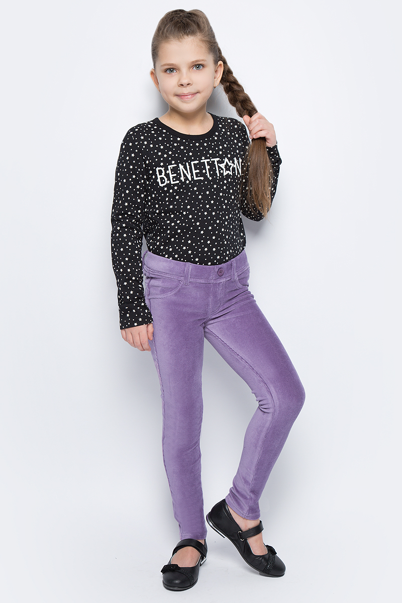 Брюки для девочки United Colors of Benetton, цвет: фиолетовый. 4DZB576L0_1V4. Размер 1604DZB576L0_1V4 Брюки для девочки United Colors of Benetton, цвет: фиолетовый. 4DZB576L0_1V4. Размер 1604DZB576L0_1V4Стильные брюки для девочки идеально подойдут для отдыха и прогулок. Изготовленные из высококачественного материала, они необычайно мягкие и приятные на ощупь, не сковывают движения малышки и позволяют коже дышать, не раздражают даже самую нежную и чувствительную кожу ребенка, обеспечивая наибольший комфорт. Брюки прямого кроя на талии имеют широкую эластичную резинку, благодаря чему они не сдавливают животик ребенка и не сползают. Оригинальный современный дизайн и модная расцветка делают эти брюки модным и стильным предметом детского гардероба.