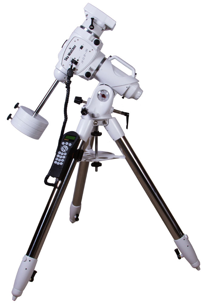 Sky-Watcher EQ6-R SynScan GOTO монтировка со стальной треногой69812 Sky-Watcher EQ6-R SynScan GOTO монтировка со стальной треногой69812Sky-Watcher EQ6-R SynScan GOTO – экваториальная монтировка с системой автонаведения SynScan GOTO. От предыдущей модификации эту монтировку отличает увеличенная скорость слежения и более высокое передаточное число. Изменился и дизайн монтировки. А поклонники астрофотографии оценят появление SNAP-порта, через который можно удаленно управлять затвором подключенной фотокамеры. Sky-Watcher EQ6-R SynScan GOTO отлично проявит себя и при визуальных наблюдениях, и в астрофотографии.Встроенный пульт автонаведения SynScan включает координаты 42 000 астрономических объектов. Автонаведение позволяет без участия пользователя наводить телескоп на звезды, планеты, туманности и галактики. Все астрономические объекты сгруппированы по разделам, благодаря чему вы быстро найдете тот, что вас заинтересовал.Монтировка выдерживает оборудование весом до 20 кг. Помимо оптической трубы на нее можно спокойно установить фотокамеру и сопутствующие аксессуары. Для удобной транспортировки монтировка имеет встроенную ручку. В комплект поставки включена стальная тренога с лотком для аксессуаров. Высоту ее ножек можно регулировать.Грузоподъемность монтировки: 20 кг.Высокая скорость наведения.Постоянная коррекция периодической ошибки (PEC).Встроенный SNAP-порт.Ручка для переноски.Стальная тренога.Тип монтировки: экваториальная, немецкого типа.Тренога опоры из нержавеющей стали диаметром 44,45 мм, вес: 7,5 кг.Штанга противовесов диаметр: 18 мм, длина: 240 мм + 180 мм.Тип управления телескопом: электроприводы обеих осей, автонаведение.Электродвигатели: гибридные шаговые двигатели (1,8°/шаг).Редуктор: червячная передача (180:1) + зубчатая ременная передача (48:12) + шаговый двигатель (64 микрошага / 1,8°).Диапазон регулировки положения по высоте (широте месте наблюдения): от 5° до 65°.Диапазон регулировки положения по азимуту (приблизительно): ±9°.Передаточное число: 720.Разрешение: 9 216 000 шагов / оборот, прибл. 0,14 угл.с.Максимальная скорость наведения 4,2° в секунду.Скорости слежения: звездная, солнечная, лунная.Режимы слежения: экваториальный.Скорости автогидирования: 0,125x; 0,25x; 0,5x; 0,75x; 1x.Коррекция периодической ошибки (PEC): постоянная, 100 сегментов.Каталоги объектов: Мессье, NGC, IC, SAO, Колдуэлла, Двойные звезды, Переменные звезды, Звезды с собственными названиями, Планеты.Точность наведения: до 5 угл. мин.Вес противовесов: 5 кг (2 шт.).Порты: SNAP, порт для автогида.Искатель полярного выравниванияИсточник питания 11–16 В / 4 А постоянного тока.Крепление ласточкин хвост: 45 мм и 75 мм