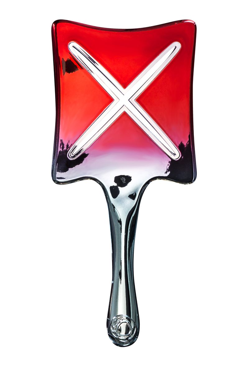 Ikoo Paddle X Расческа для волос Rosy Clouds291860 Ikoo Paddle X Расческа для волос Rosy Clouds291860Уникальные расцветки Paddle X Metallic полюбятся вам с первого взгляда! Каждая расческа упакована в стильный дизайнерский металлический футляр, что делает ее прекрасным подарком. Расческа-детанглер ikoo paddle X — это стильный и функциональный помощник для укладки длинных волос после мытья. Бережно и безболезненно расчесывает мокрые волосы, не выдирая и не повреждая их, независимо от их густоты. На корпусе расчески имеется уникальное X-образное отверстие, через которое проходит теплый воздух во время сушки феном. Это позволяет существенно сократить время укладки, а также уберечь волосы от перегревания и повреждений, волосы не теряют свою внутреннюю влагу.