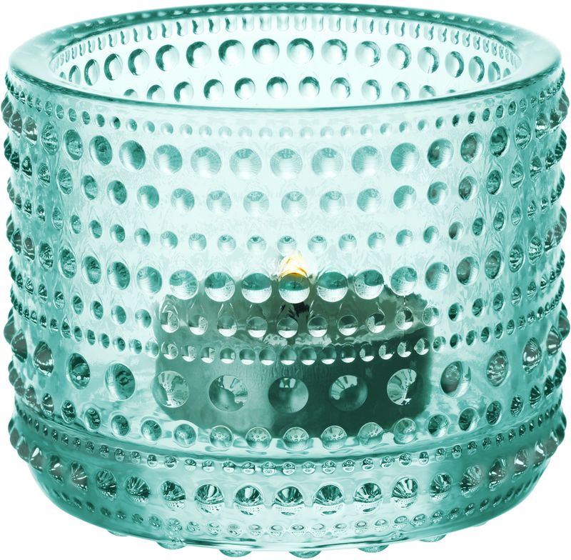 Подсвечник Iittala Kastehelmi, цвет: морская волна, диаметр 6,4 мм1007589 Подсвечник Iittala Kastehelmi, цвет: морская волна, диаметр 6,4 мм1007589Ассортимент Kastehelmi это изделия из стекла, которые были созданы в 1964 году. Чтобы отпразновать 50-летие сотрудничества с финским художником по цветному стеклу Ойва Тойкка компания Iittala в 2010 году отобрала наиболее популярные его работы. Тойкка решил проблему как скрыть дефекты серийного производства стеклянных предметов. Так появилась идея украсить продукцию капельками стекла.