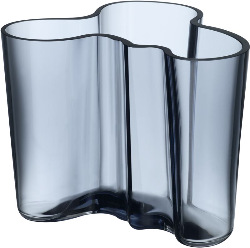 Ваза Iittala Aalto, цвет: синий, 12 см1007823 Ваза Iittala Aalto, цвет: синий, 12 см1007823Каждая ваза выполняется вручную из выдувного стекла. На стадии производства один предмет проходит семь мастеров, 12 этапов работы, на изготовление одного предмета требуется 30 часов работы и температура не ниже 1100 градусов Цельсия. Благодаря ручному производству каждая ваза получается уникальной, не похожей на своих аналогичных собратьев.
