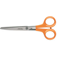 Ножницы Fiskars Functional Form для бумаги, 16,5 см8740052 зеленые Ножницы Fiskars Functional Form для бумаги, 16,5 см8740052 зеленыеЛегкие ножницы Fiskars с длинными лезвиями предназначены для резки бумаги. Эргономично разработанные ручки очень удобны для захвата. Ручки ножниц выполненны из нетоксичной сверхпрочной пластмассы без содержания кадмия. Уникальный способ соединения ручек с лезвием гарантирует прочный спай между ними. Граненое лезвие для точного среза. Дизайн высококачественных нержавеющих стальных лезвий позволяет использовать режущую поверхность по всей длине лезвия. Оптимальная твердость лезвий 57 единиц по Роквеллу обеспечивает длительную остроту лезвий. Допускается мытье в посудомоечной машине и стерилизация в автоклаве при температуре не более 137 градусов. Характеристики: Общая длина ножниц: 16,5 см. Длина лезвия: 10,5 см. Материал: нержавеющая сталь, пластмасса. Производитель: Финляндия. Артикул: 859859. Компания Fiskars была основана в 1649 году в маленькой финской деревушке Фискарс. Сегодня Fiskars является мировым лидером по производству ножниц, режущего и садового инструмента, и других товаров.Знаменитые ножницы Fiskars с оранжевыми ручками стали символом обязательства конструировать и изготовлять товары, которые точны и легки в использовании. Оранжевый цвет - это цвет эргономичных ручек ножниц, впервые в мире произведенных в 1967 году. Этот дизайн был гораздо более удобен и предполагал большую точность в изготовлении, чем окрашенные металлические ручки, которые были в то время стандартом. Новые ножницы также имели инновационые лезвия, которые были исключительно легкими, к тому времени еще и надежными. Результатом стал беспрецедентный уровень комфорта, практичности и прочности.