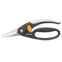 Ножницы Fiskars Functional Form для рыбы, 22 см115510 Ножницы Fiskars Functional Form для рыбы, 22 см115510Ножницы Fiskars с зазубренным лезвием предназначены для разделки рыбы. Ручка с мягким захватом удобна как для правшей, так и для левшей. Ножницы можно использовать для удаления плавников и чешуи при обработке рыбы. Удобная большая петля для пальцев и механизм блокировки, включаемый большим пальцем, сделает приготовление блюда быстрым и приятным. Ручки ножниц выполненны из нетоксичной сверхпрочной пластмассы без содержания кадмия. Уникальный способ соединения ручек с лезвием гарантирует прочный спай между ними. Граненое лезвие для точного среза. Дизайн высококачественных нержавеющих стальных лезвий позволяет использовать режущую поверхность по всей длине лезвия. Оптимальная твердость лезвий 57 единиц по Роквеллу обеспечивает длительную остроту лезвий. Допускается мытье в посудомоечной машине и стерилизация в автоклаве при температуре не более 137 градусов. Характеристики: Общая длина ножниц: 22 см. Длина лезвия: 7 см. Материал: нержавеющая сталь, пластмасса. Производитель: Финляндия. Артикул: 859912. Компания Fiskars была основана в 1649 году в маленькой финской деревушке Фискарс. Сегодня Fiskars является мировым лидером по производству ножниц, режущего и садового инструмента, и других товаров.
