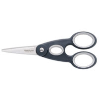 Ножницы Fiskars Functional Form кухонные, 21,5 см115510 Ножницы Fiskars Functional Form кухонные, 21,5 см115510Кухонные ножницы Fiskars c нескользящей ручкой и зазубренным нижним лезвием предназначены для работы с продуктами. Эргономично разработанные ручки очень удобны для захвата. Ручки ножниц выполненны из нетоксичной сверхпрочной пластмассы без содержания кадмия. Уникальный способ соединения ручек с лезвием гарантирует прочный спай между ними. Граненое лезвие для точного среза. Дизайн высококачественных нержавеющих стальных лезвий позволяет использовать режущую поверхность по всей длине лезвия. Оптимальная твердость лезвий 57 единиц по Роквеллу обеспечивает длительную остроту лезвий. Допускается мытье в посудомоечной машине и стерилизация в автоклаве при температуре не более 137 градусов. Характеристики: Общая длина ножниц: 21,5 см. Длина лезвия: 8 см. Материал: нержавеющая сталь, пластмасса. Производитель: Финляндия. Артикул: 859977. Компания Fiskars была основана в 1649 году в маленькой финской деревушке Фискарс. Сегодня Fiskars является мировым лидером по производству ножниц, режущего и садового инструмента, и других товаров.