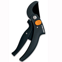 Секатор Fiskars Quality контактный с рычажным приводом, 17 см787502 Секатор Fiskars Quality контактный с рычажным приводом, 17 см787502Контактный секатор Fiskars Quality рекомендуется для срезания древесной поросли и сухих веток. Лезвия более острые и узкие, чем у плоскостных секаторов. В процессе срезания ветви, секатор поддерживает давление на ветку таким образом, что режущее движение совершается четко, без повреждения растения.Эргономичный дизайн позволяет использовать силу всех пальцев одновременно. Верхнее лезвие имеет тефлоновое антифрикционное покрытие. Имеется предохранитель. Особенности контактного секатора Fiskars Quality: инновационный рычажный механизм, который обеспечивает параллельное движение ручек при резкеснижает давление на руку, амортизирует отдачу на руку и пальцы при резке подходит для обрезки твердых и сухих ветвей до 20 мм в диаметреудобен при продолжительной работепозволяет резать вплотную к стволулезвия изготовлены из нержавеющей сталиверхнее лезвие имеет тефлоновое антифрикционное покрытиеэргономичный дизайнимеется предохранитель.Характеристики: Общая длина секатора: 17 см. Длина лезвия: 5 см. Материал: нержавеющая сталь, полиамид. Производитель: Финляндия. Артикул: 111330. Компания Fiskars была основана в 1649 году в маленькой финской деревушке Фискарс. Сегодня Fiskars является мировым лидером по производству ножниц, режущего и садового инструмента, и других товаров.