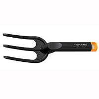 Посадочная вилка Fiskars Quality, 26 см787502 Посадочная вилка Fiskars Quality, 26 см787502Посадочная вилка Fiskars Quality, изготовленная из армированного стекловолокном полиамида, предназначена для выкапывания и посадки небольших растений. При разбивании цветников, клумб или огородных участков Вам не обойтись без посадочной вилки. Она при выкапывании растений не повреждает их корней и идеально разравнивает почву. Дизайн вилки достаточно удобен: она легкая, компактная, прочная, не гнется при работе. Выступ на ручке для большого пальца, снижает нагрузку на кисть руки.Работать инструментом Fiskars не только удобно и безопасно, но и просто приятно. Продуманный дизайн, эргономичность в использовании - главные критерии качественного инструмента, легкий вес которому, надежность и долговечность придают высококачественные материалы, из которых производят садовый инструмент.Чтобы инструмент долго и надежно служил, всякий раз после работы его обязательно необходимо отмывать от грязи и сушить. Хранить инструмент можно в подвешенном положении, благодаря петле. Характеристики: Материал: полиамид. Общая длина вилки: 26 см. Длина ручки: 14 см. Длина рабочей части: 12 см. Производитель: Финляндия. Артикул: 137030.Компания Fiskars была основана в 1649 году в маленькой финской деревушке Фискарс. Сегодня Fiskars является мировым лидером по производству ножниц, режущего и садового инструмента, и других товаров.