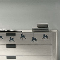 Стикер Paristic Карусель, 10 х 30 см300250_Россия, коричневый Стикер Paristic Карусель, 10 х 30 см300250_Россия, коричневыйДобавьте оригинальность вашему интерьеру с помощью необычного стикера Карусель. Изображение на стикере выполнено в виде 5 лошадок, которых можно встретить на любимом всеми детском аттракционе карусель. Изображения можно разделить и разместить в любых местах в выбранном вами помещении, создав тем самым необычную композицию.Необыкновенный всплеск эмоций в дизайнерском решении создаст утонченную и изысканную атмосферу не только спальни, гостиной или детской комнаты, но и даже офиса. Стикервыполнен из матового винила - тонкого эластичного материала, который хорошо прилегает к любым гладким и чистым поверхностям, легко моется и держится до семи лет, не оставляя следов. Сегодня виниловые наклейки пользуются большой популярностью среди декораторов по всему миру, а на российском рынке товаров для декорирования интерьеров - являются новинкой.Paristic - это стикеры высокого качества. Художественно выполненные стикеры, создающие эффект обмана зрения, дают необычную возможность использовать в своем интерьере элементы городского пейзажа. Продукция представлена широким ассортиментом - в зависимости от формы выбранного рисунка и от Ваших предпочтений стикеры могут иметь разный размер и разный цвет (12 вариантов помимо классического черного и белого). В коллекции Paristic-авторские работы от урбанистических зарисовок и узнаваемых парижских мотивов до природных и графических объектов. Идеи французских дизайнеров украсят любой интерьер: Paristic -это простой и оригинальный способ создать уникальную атмосферу как в современной гостиной и детской комнате, так и в офисе. В настоящее время производство стикеров Paristic ведется в России при строгом соблюдении качества продукции и по оригинальному французскому дизайну. Характеристики:Размер стикера:30 см х 10 см. Комплектация:виниловый стикер; инструкция; Производитель: Франция.